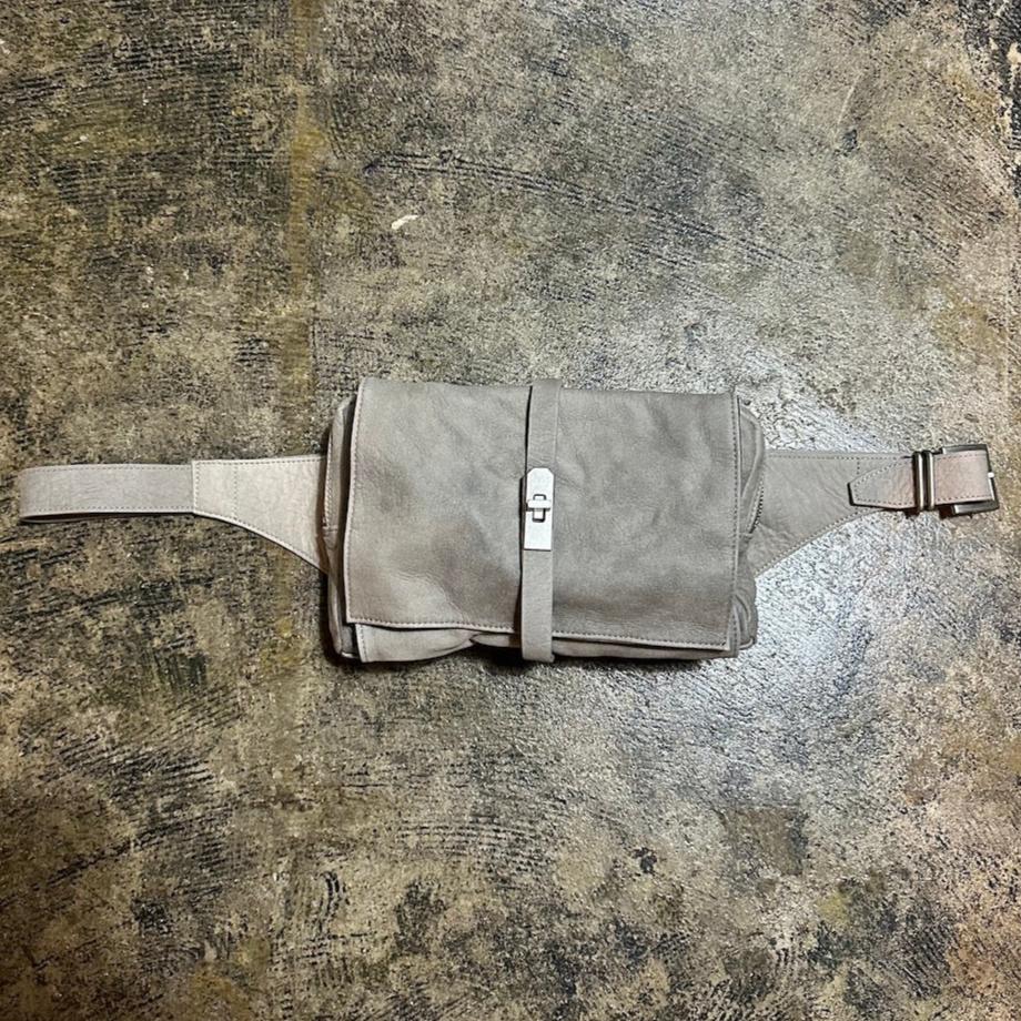 ⚠️予約【MUL013-502339】 ボディバック -エンボスグレージュ- ※R7. 6月末納品予定