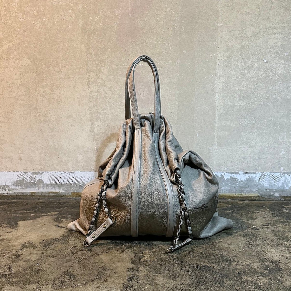 ⚠️予約【M.U.L.】トラストート シボ型押し/ゴールドライン/マットゴールドチェーン -グレージュ- ※R7. 6月末納品予定