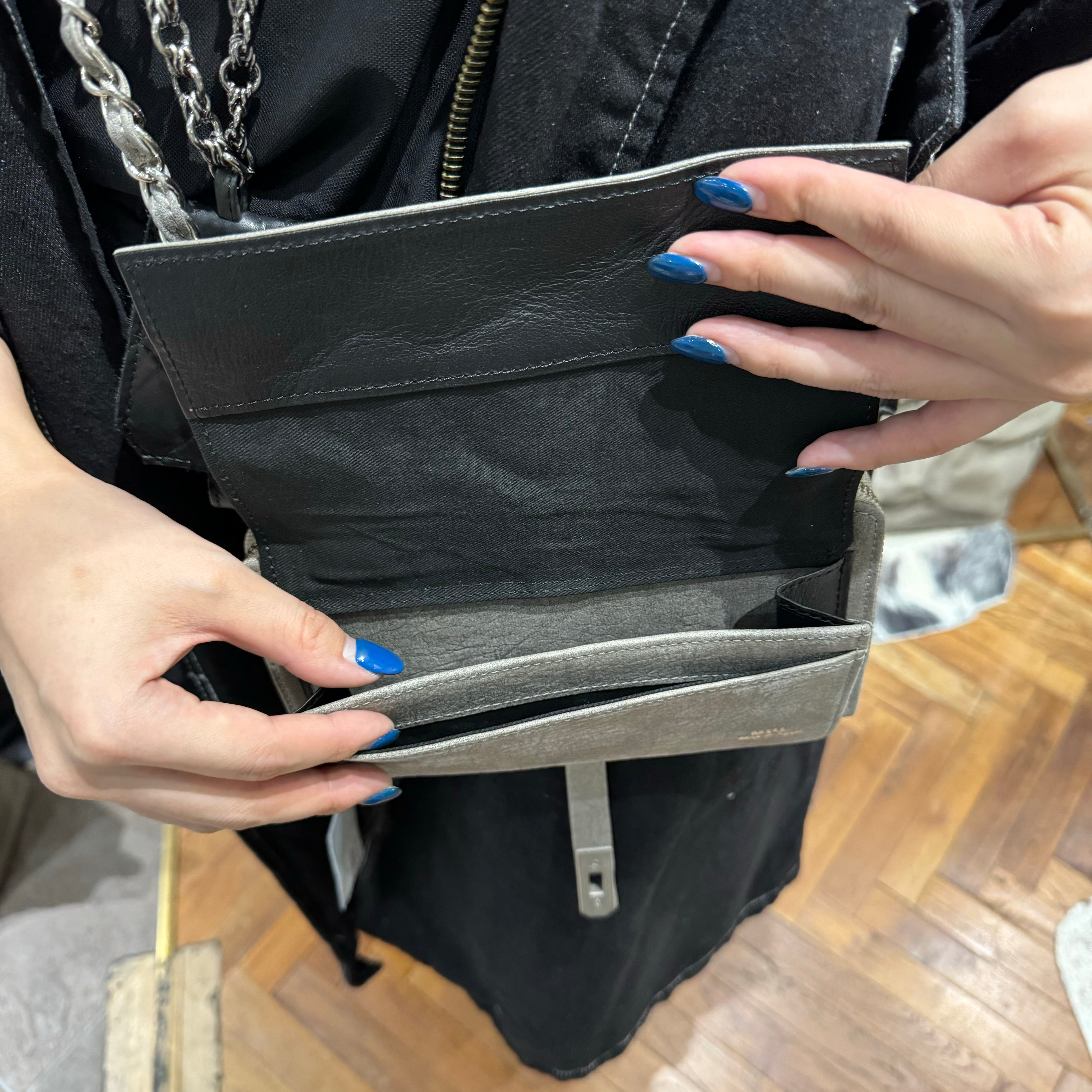 ⚠️予約【M.U.L.】 ウォレットショルダー -エンボスグレージュ- ※R7. 6月末納品予定