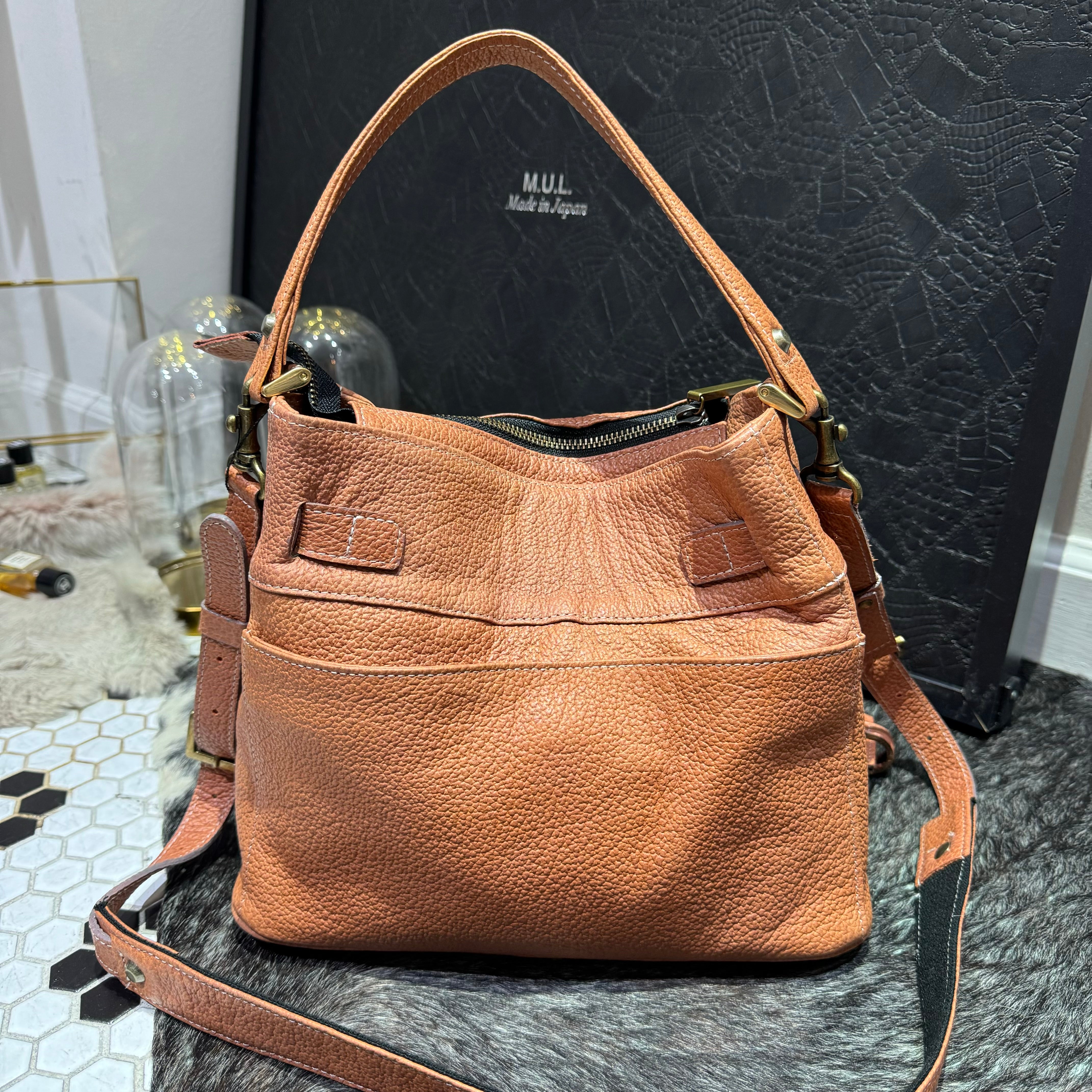 ⚠️予約【M.U.L.】stud series ワンハンドル2wayショルダー  シボ型押し マットゴールド金具 -オレンジ-  ※キーストラップは別売りになります。 ※R7. 6月末納品予定