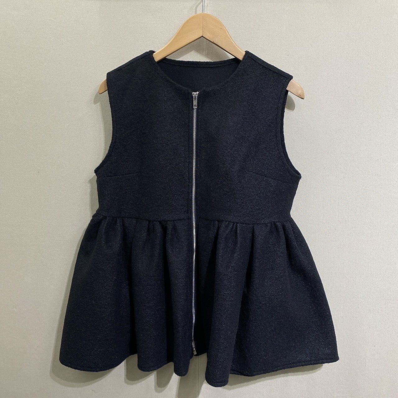 ジップフリルベスト-ブラック-  ※11/12-11/18頃より順次発送予定