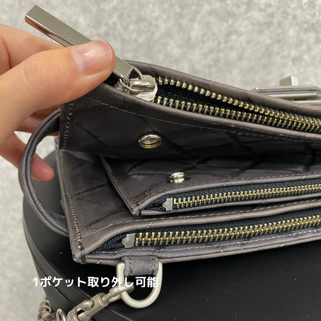 【MUL105-SL-3】レイヤードウォレットショルダー キルティング型押し(グレー) シルバーライン(右) ※10/29〜11/2より順次配送