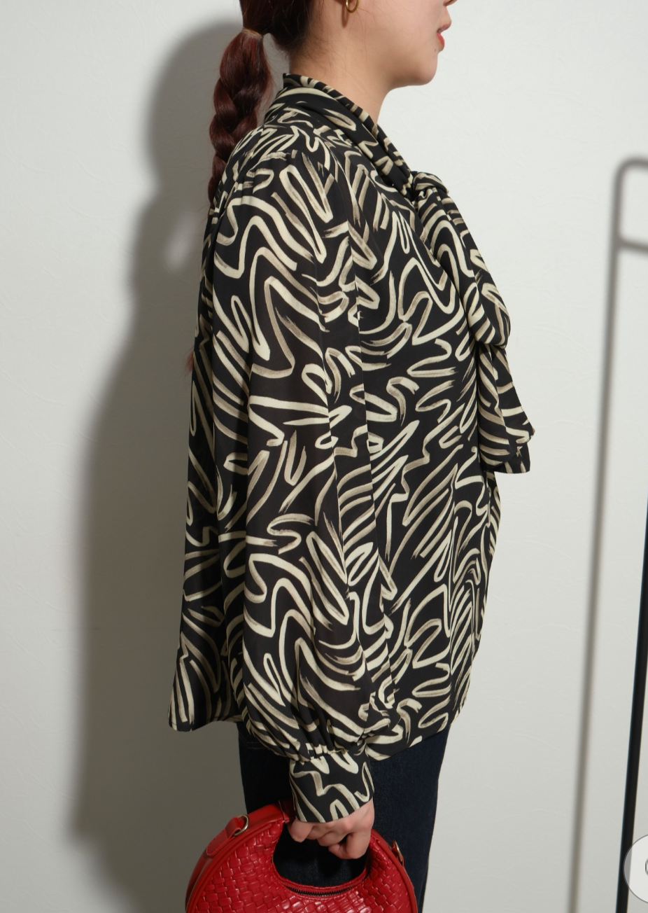 【Palm Riche】柄ボウタイブラウス  -ブラック- ※10/22-28頃より順次配送予定