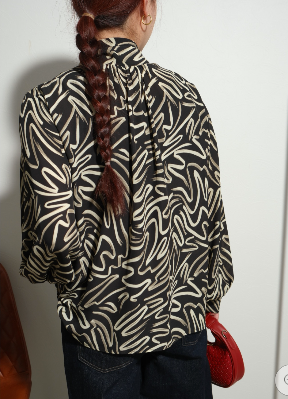 【Palm Riche】柄ボウタイブラウス  -ブラック- ※10/22-28頃より順次配送予定