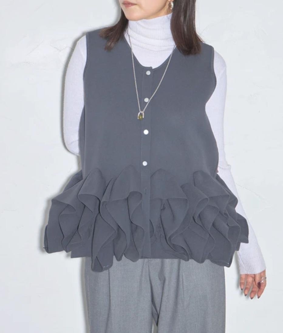 裾フリルデザインフロントボタンニットジレ -グレー- ※11/5~11/11頃より順次発送