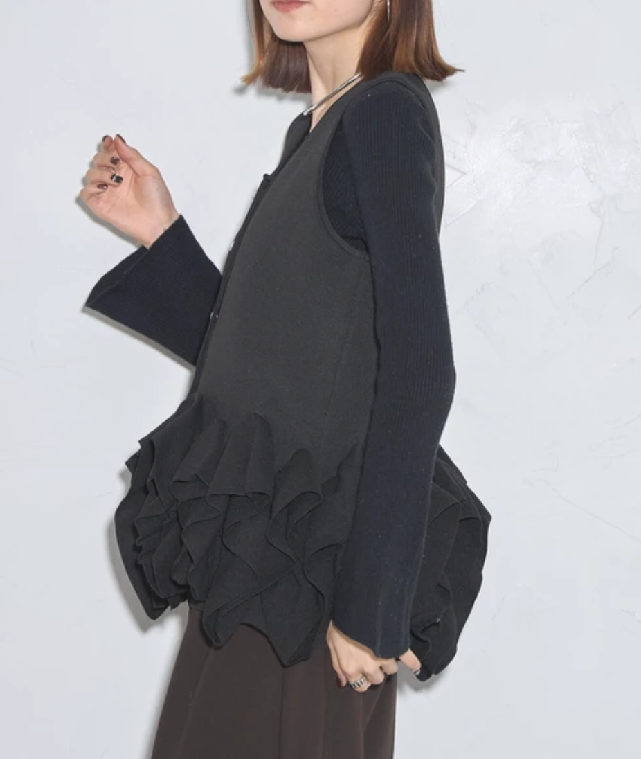 裾フリルデザインフロントボタンニットジレ -ブラック- ※11/5~11/11頃より順次発送