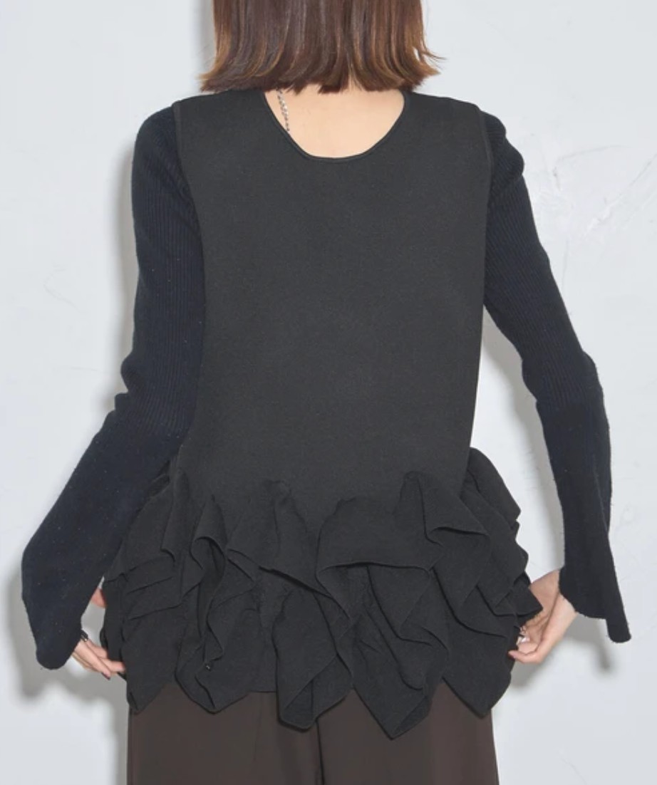 裾フリルデザインフロントボタンニットジレ -ブラック- ※11/5~11/11頃より順次発送