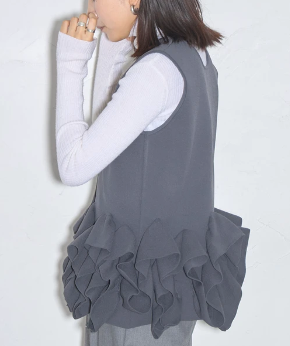裾フリルデザインフロントボタンニットジレ -グレー- ※11/5~11/11頃より順次発送
