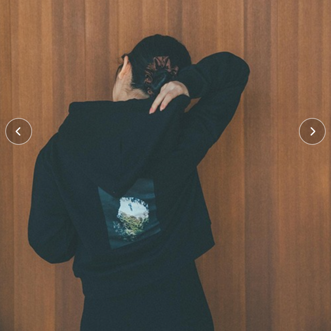 バックフォトプリントフーディースウェット -ブラックノーマル / サイズ1(ノーマル)- ※10/29〜11/4より順次配送