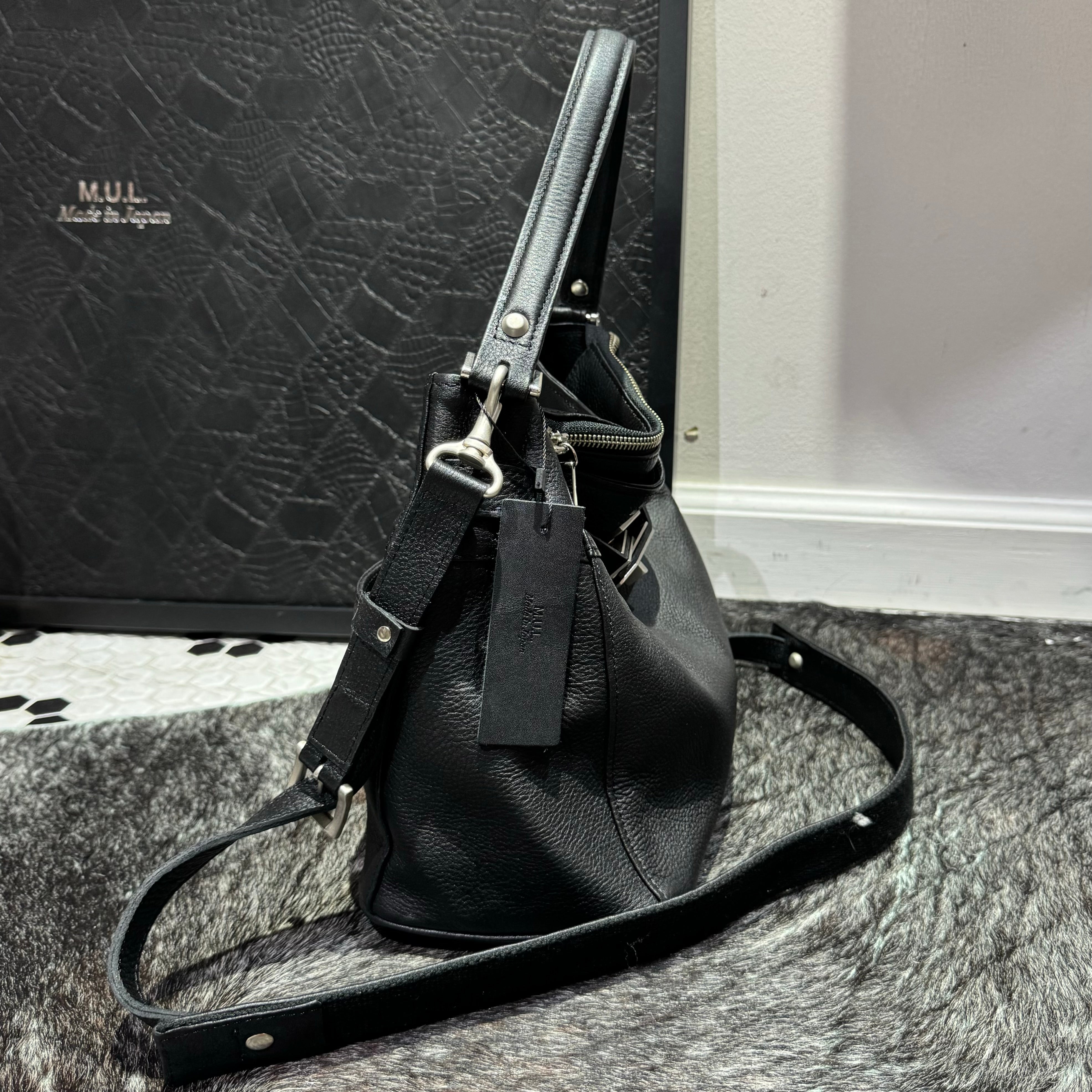 ⚠️予約【M.U.L.】ワンハンドル2wayショルダー シボ型押し マットシルバー金具 -ブラック-  ※キーストラップは別売りになります。 ※R7. 6月末納品予定