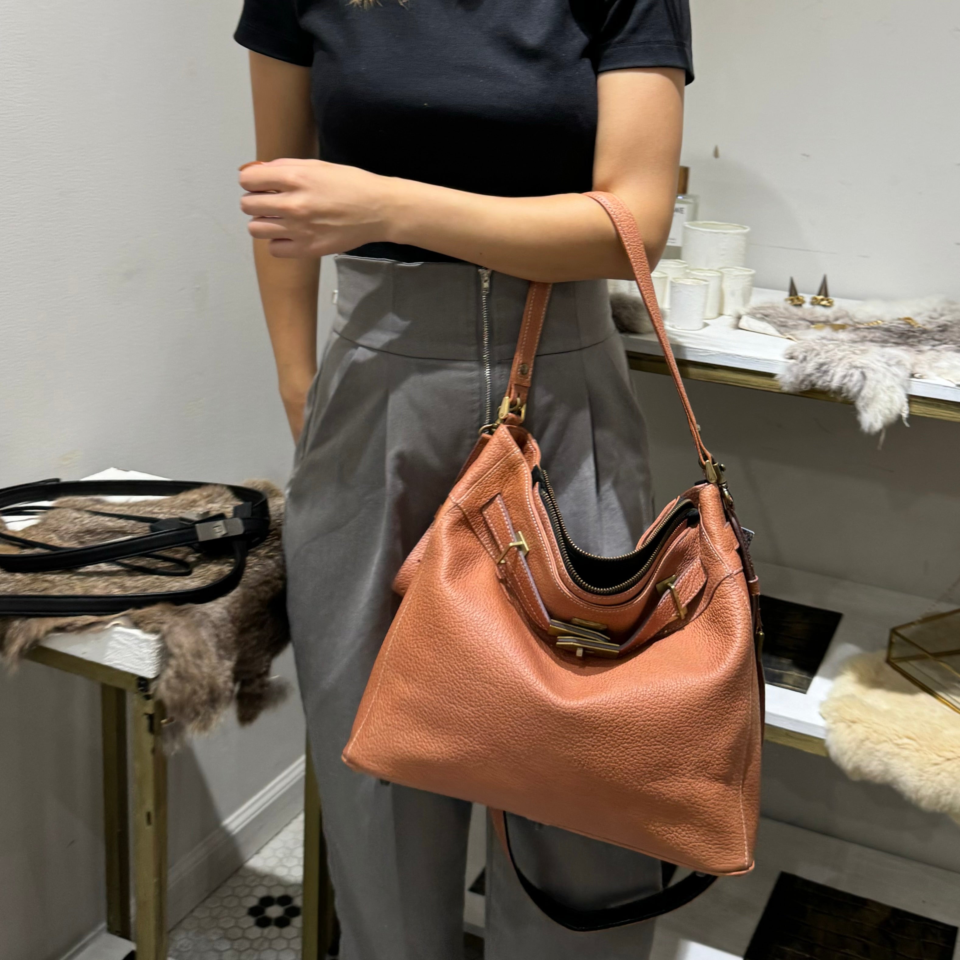 ⚠️予約【M.U.L.】stud series ワンハンドル2wayショルダー  シボ型押し マットゴールド金具 -オレンジ-  ※キーストラップは別売りになります。 ※R7. 6月末納品予定