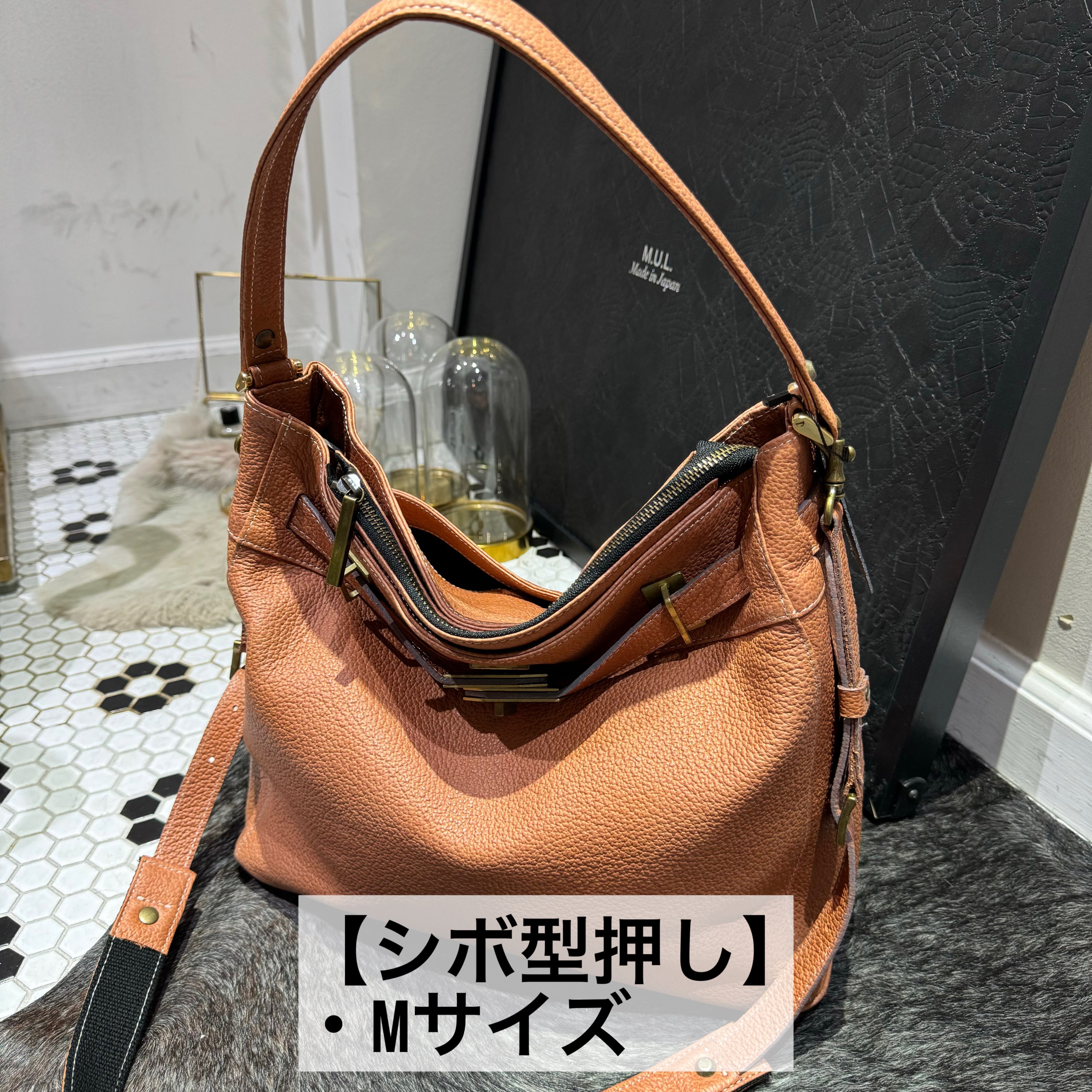 ⚠️予約【M.U.L.】stud series ワンハンドル2wayショルダー  シボ型押し マットゴールド金具 -オレンジ-  ※キーストラップは別売りになります。 ※R7. 6月末納品予定