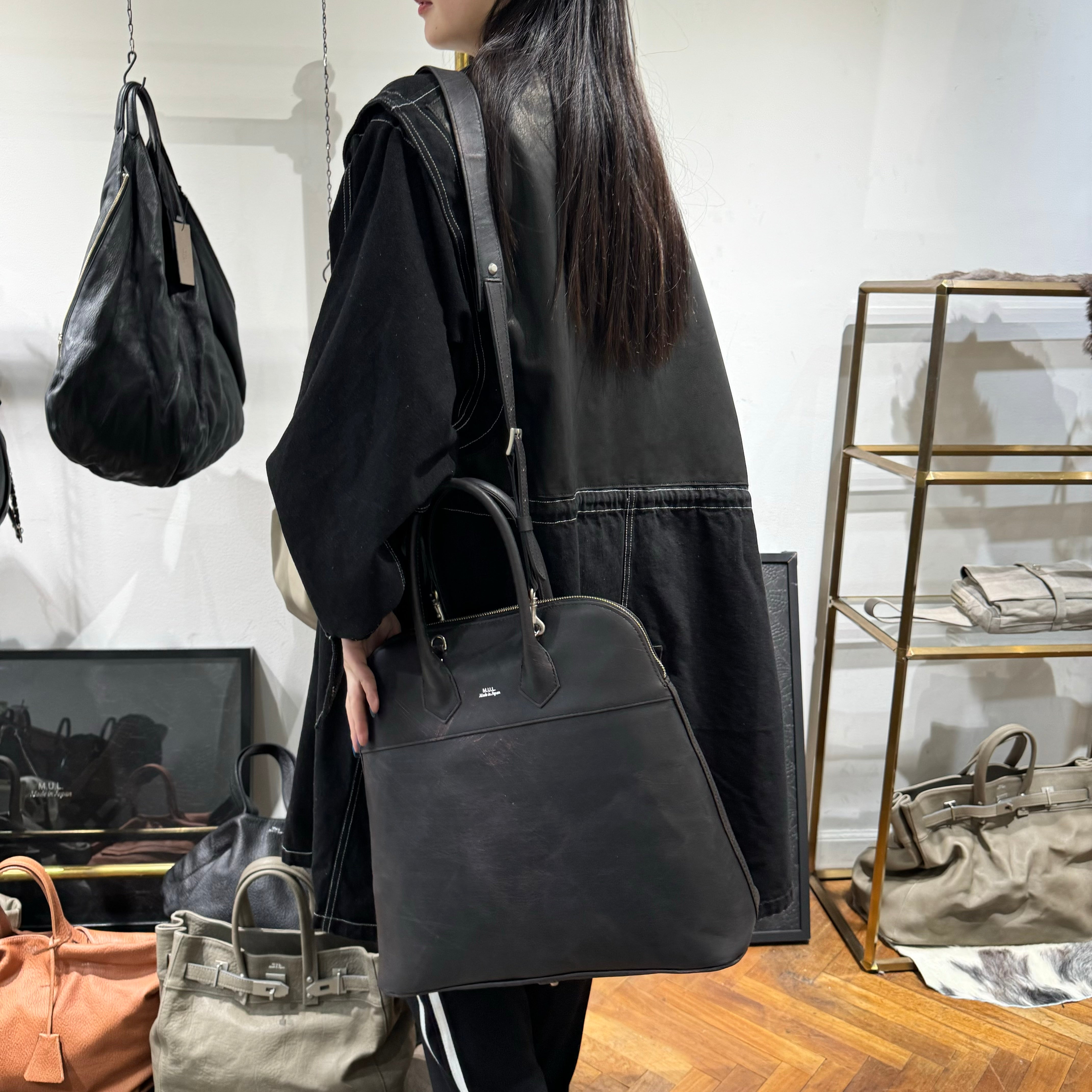 ⚠️予約【M.U.L.】ラウンドトート スクラッチ型押し -vintage ブラック- ※R7. 6月末納品予定