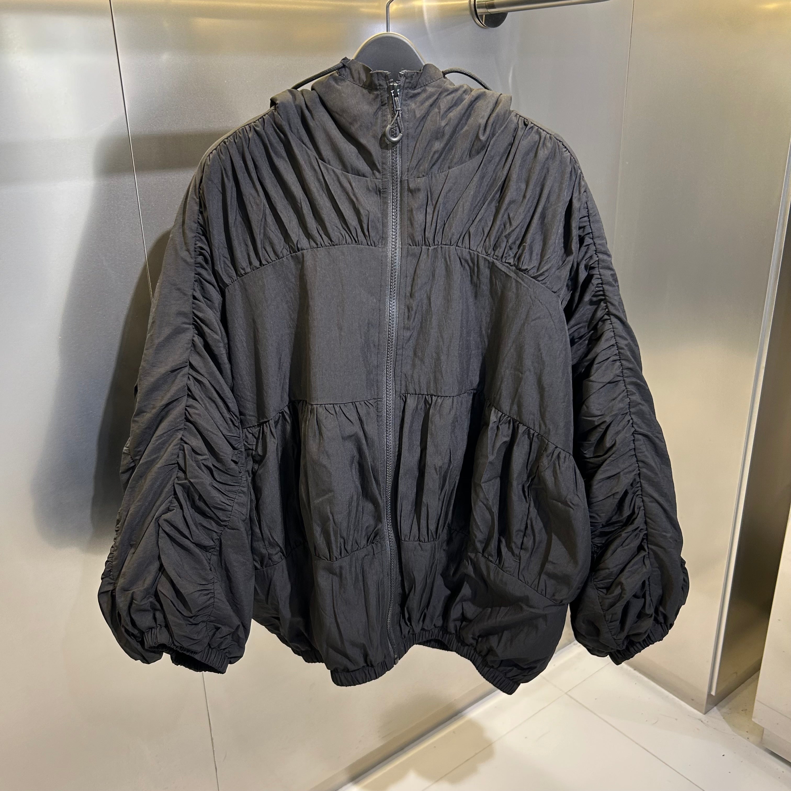 【Rowee】 ギャザーブルゾン ブラック ※10月下旬〜11月上旬頃より順次発送予定