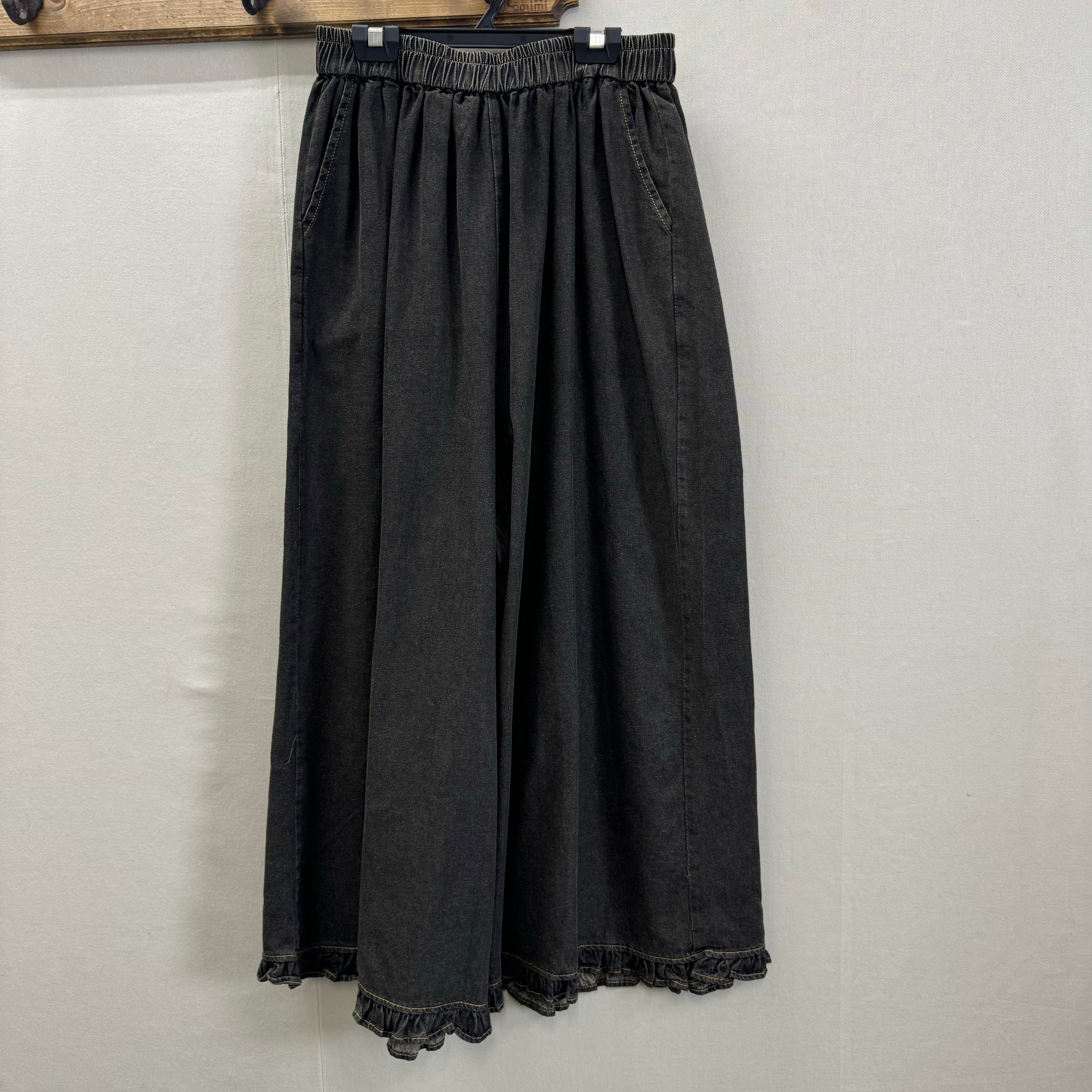 デニム裾フリルワイドパンツ -ブラック- ※10/29~11/4より順次発送予定