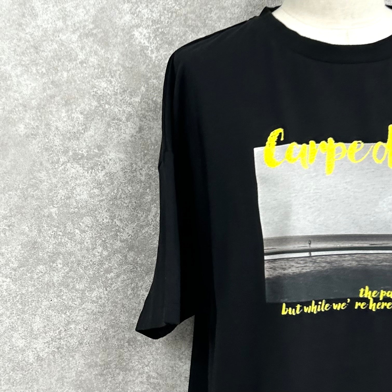天竺フォトプリント×カラーロゴオーバーサイズTシャツ -ブラック- ※7/30〜8/5順次発送予定