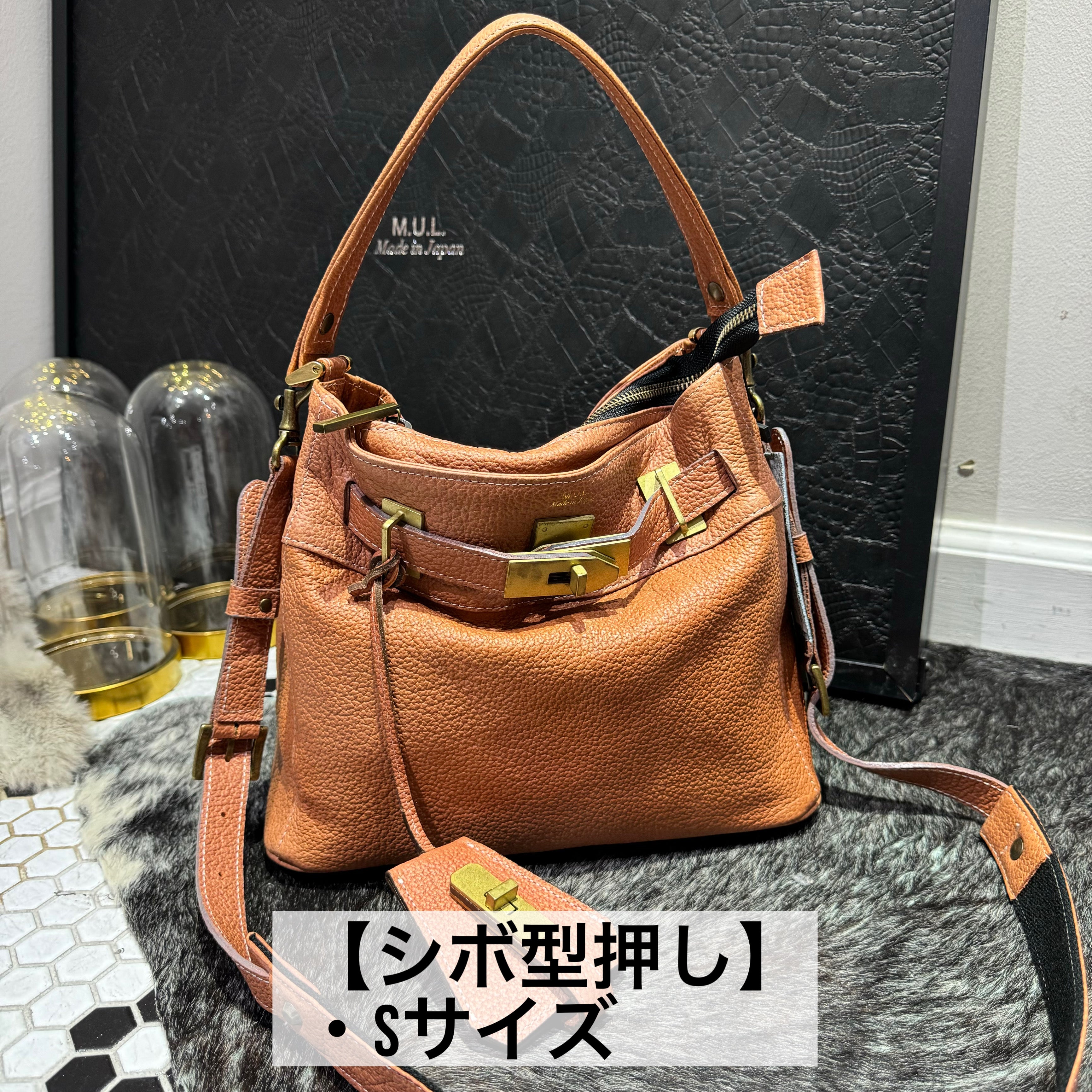 ⚠️予約【M.U.L.】stud series ワンハンドル2wayショルダー  シボ型押し マットゴールド金具 -オレンジ-  ※キーストラップは別売りになります。 ※R7. 6月末納品予定