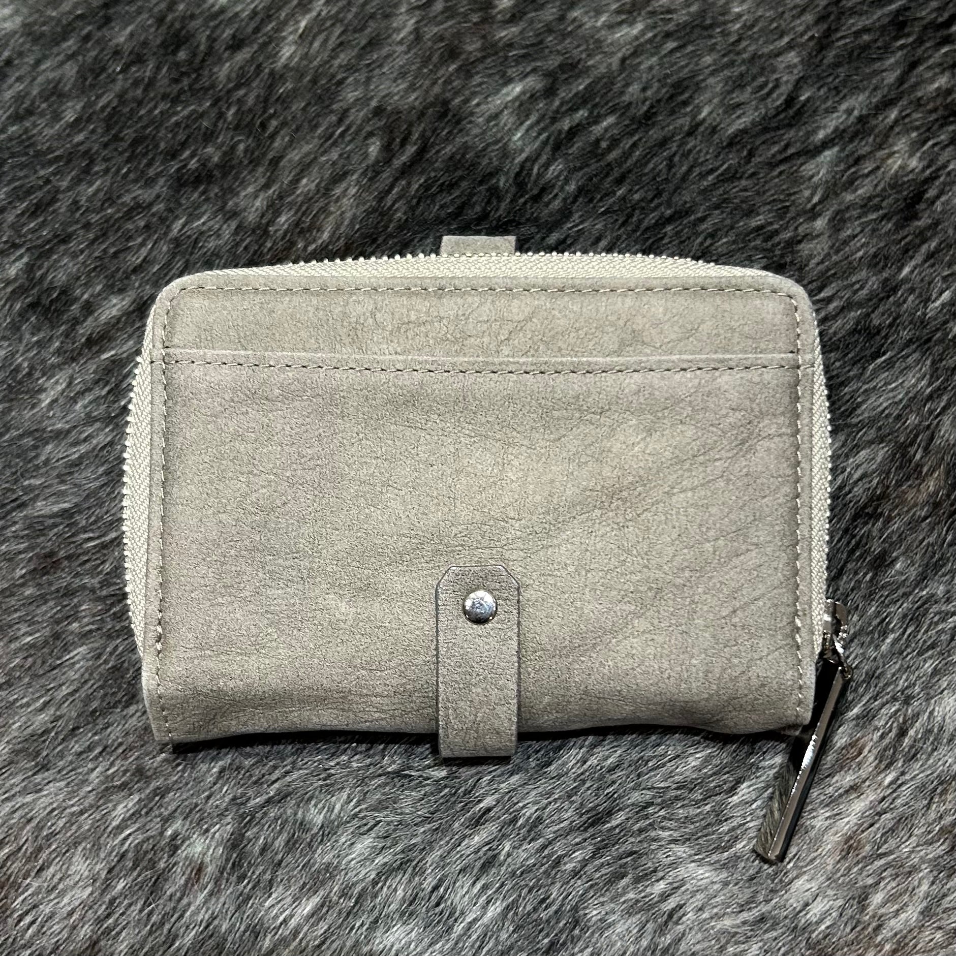 ⚠️予約【MUL070-502339】 ハーフラウンドウォレット -エンボスグレージュ- ※R7. 6月末納品予定