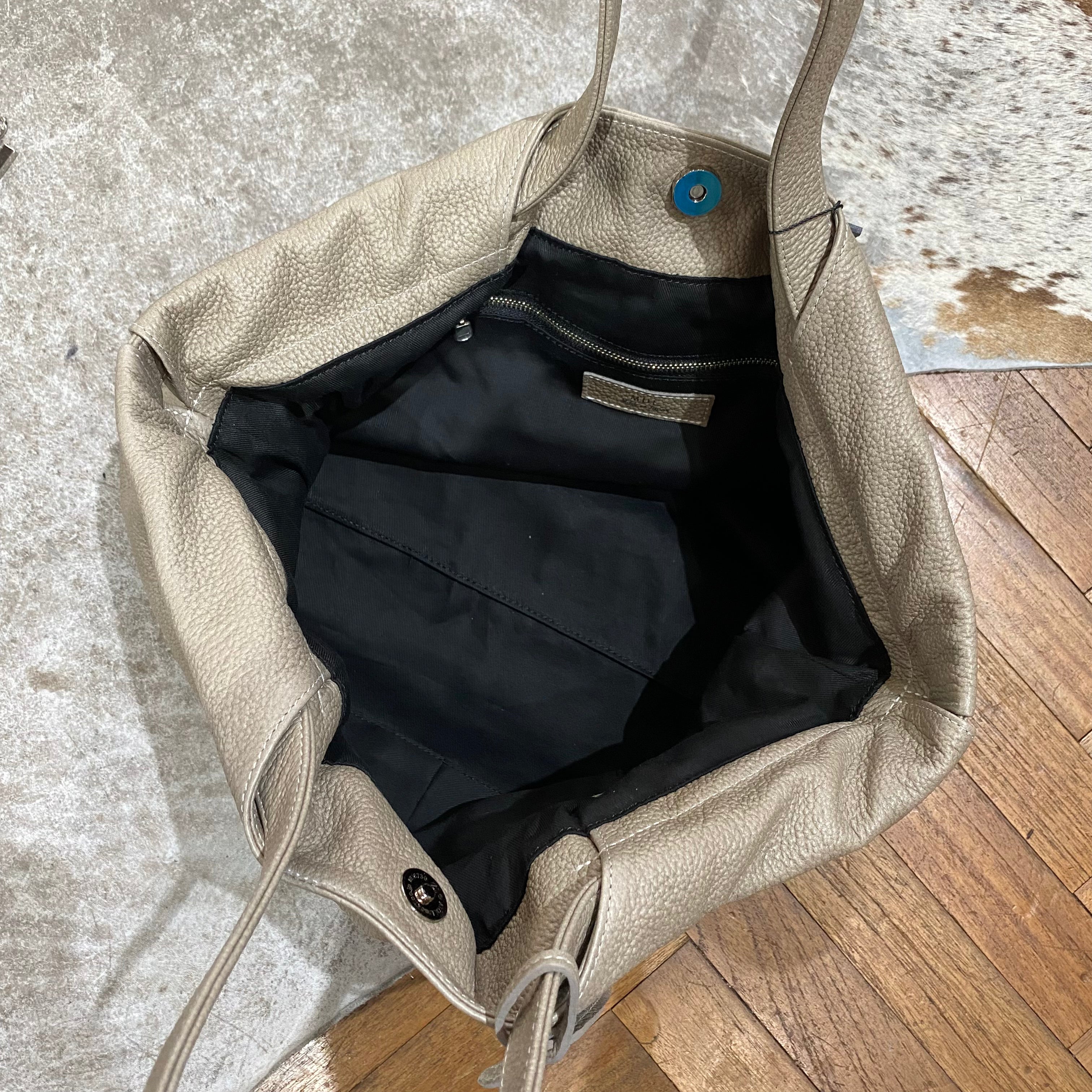 ⚠️予約【M.U.L.】ベントトート シボ型押し -グレージュ- ※R7. 6月末納品予定