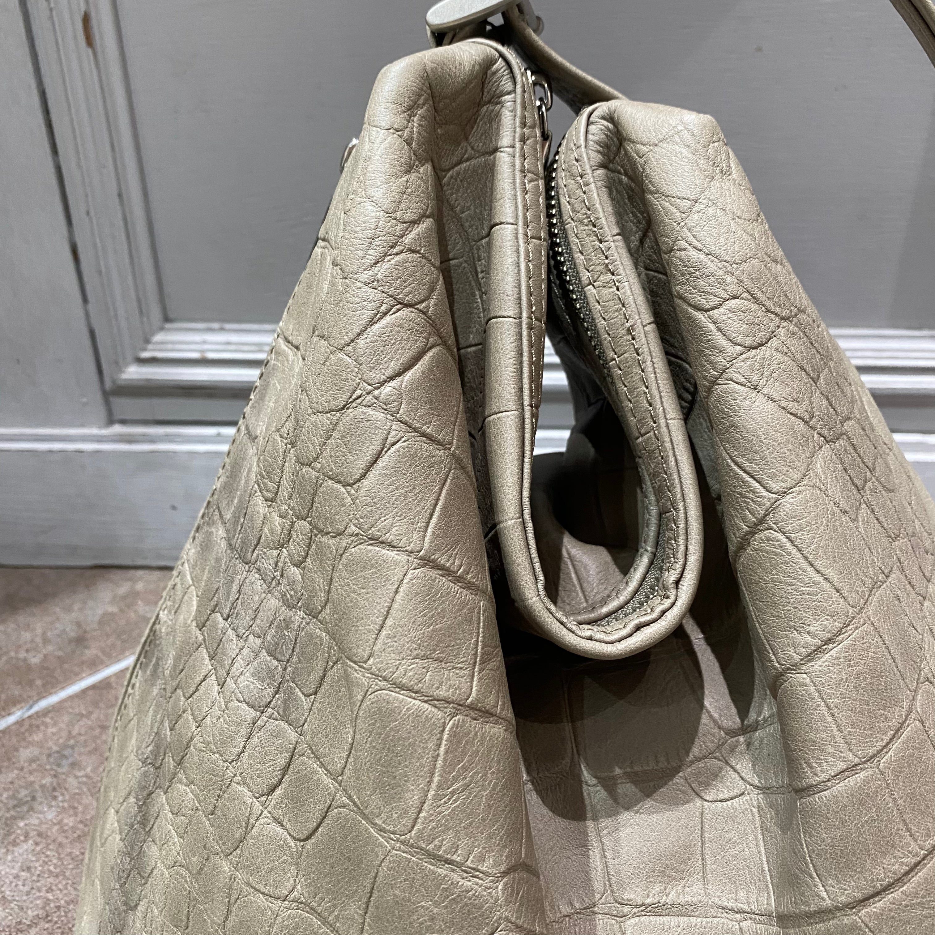 ⚠️予約【M.U.L.】ドロップ 2way クロコダイル型押し -グレージュ- ※R7. 6月末納品予定