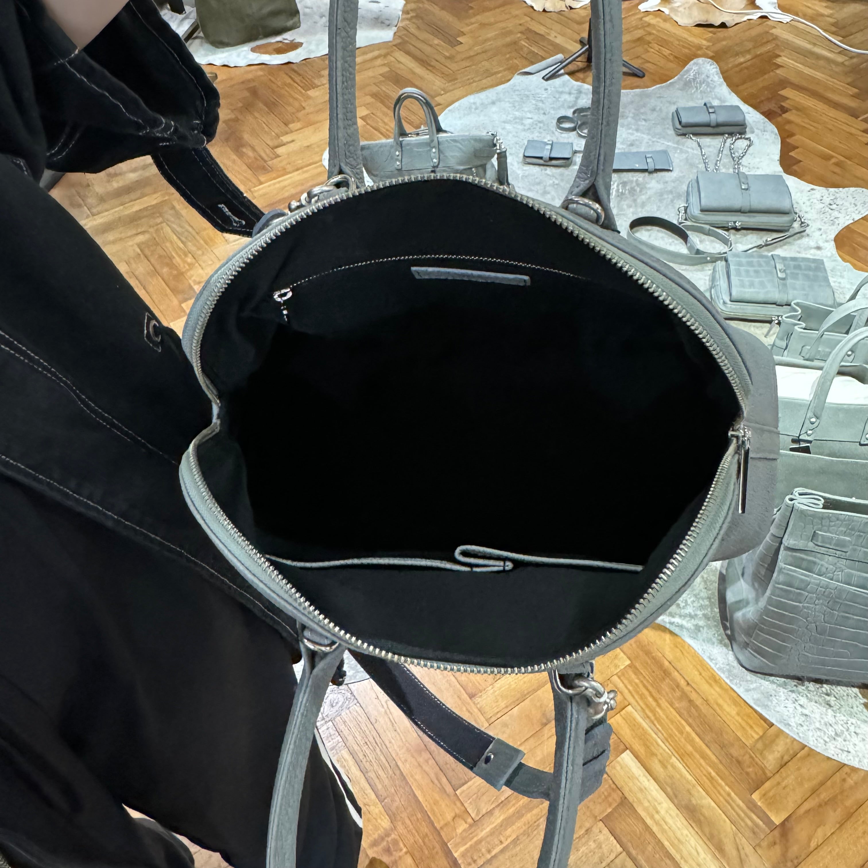 ⚠️予約【M.U.L.】ラウンドトート シボ型押し  -アイスグレー- ※R7. 6月末納品予定