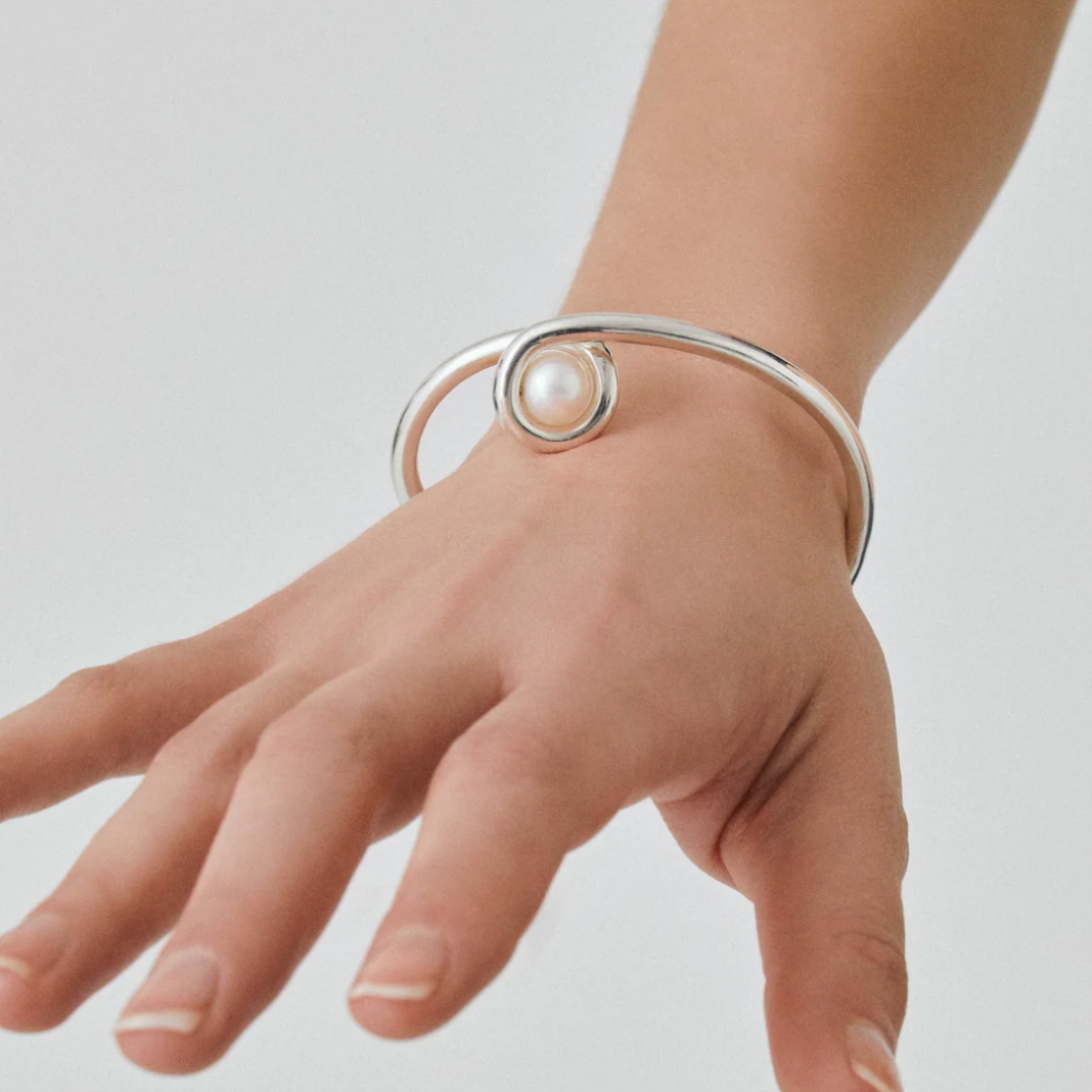 【ENEY】コントゥアー パール バングル ※10/22〜28より弊社事務所から発送