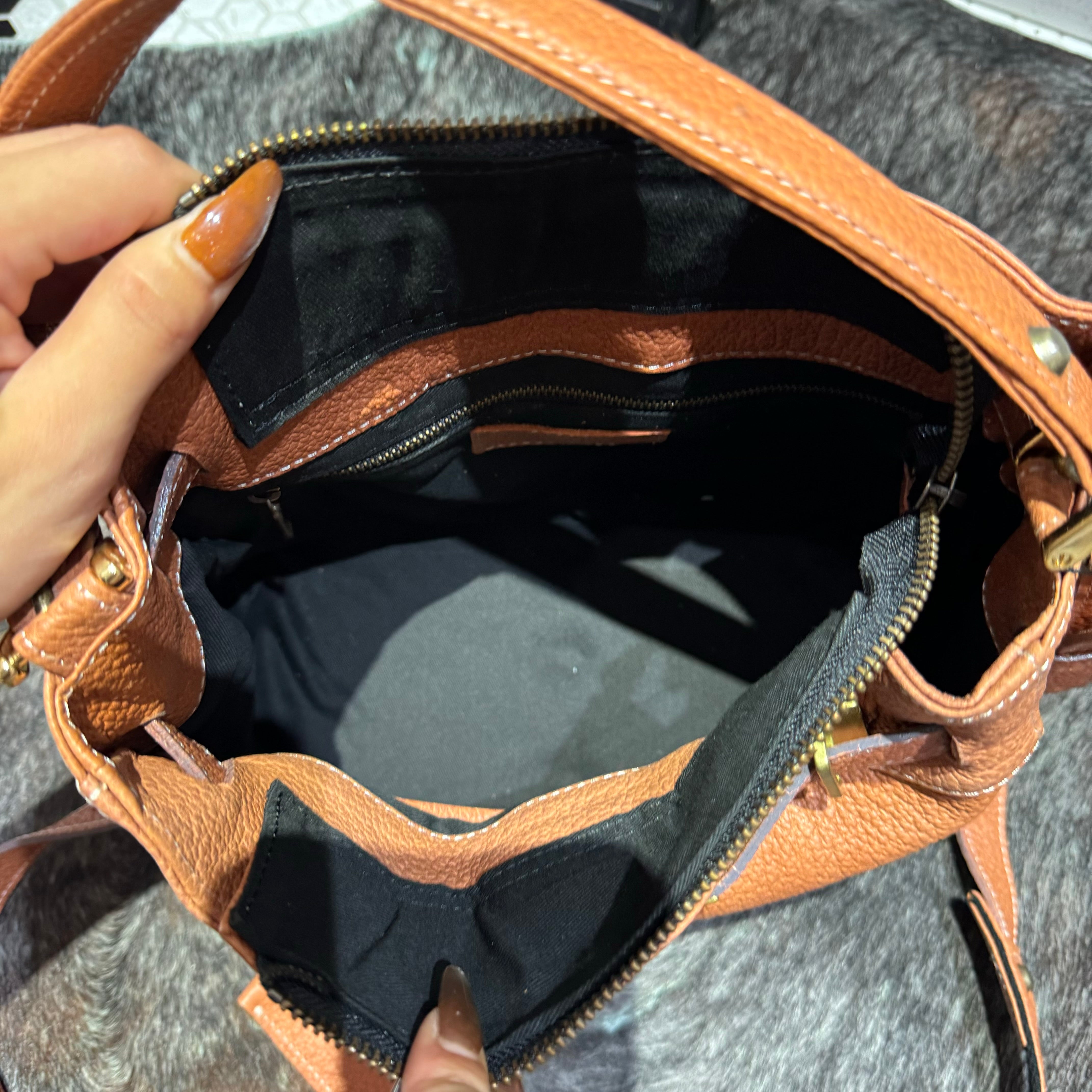 ⚠️予約【M.U.L.】stud series ワンハンドル2wayショルダー  シボ型押し マットゴールド金具 -オレンジ-  ※キーストラップは別売りになります。 ※R7. 6月末納品予定