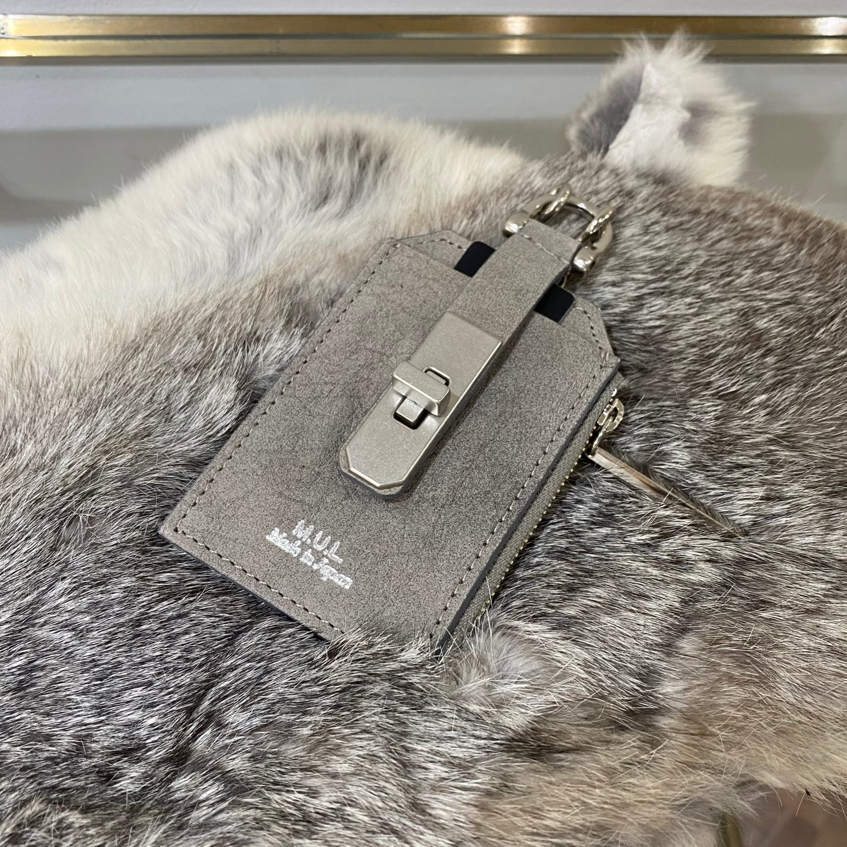 ⚠️予約【MUL028-502339】チェーンパスケース -エンボスグレージュ- ※R7. 6月末納品予定