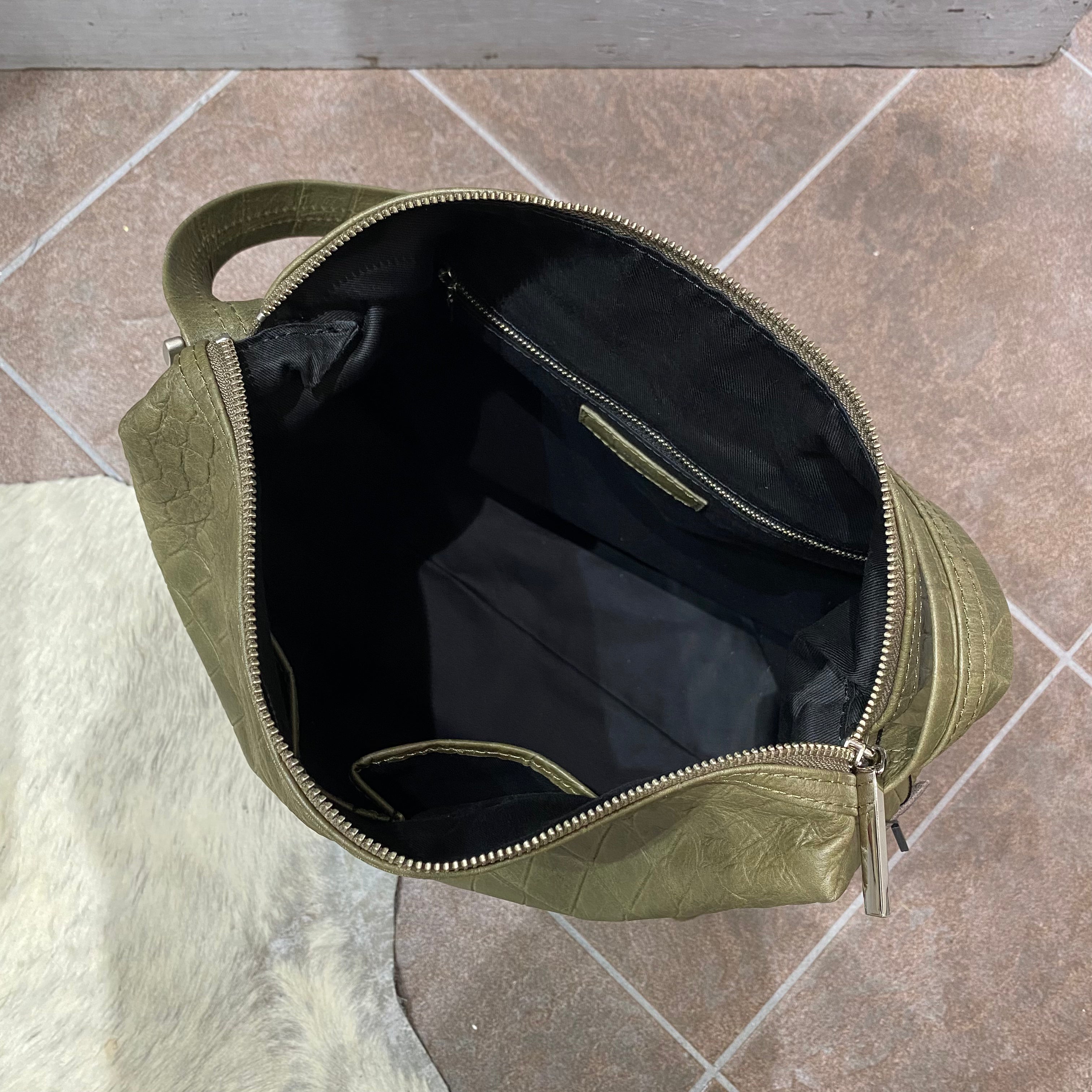 ⚠️予約【M.U.L.】ドロップ 2way クロコダイル型押し -カーキ- ※R7. 6月末納品予定