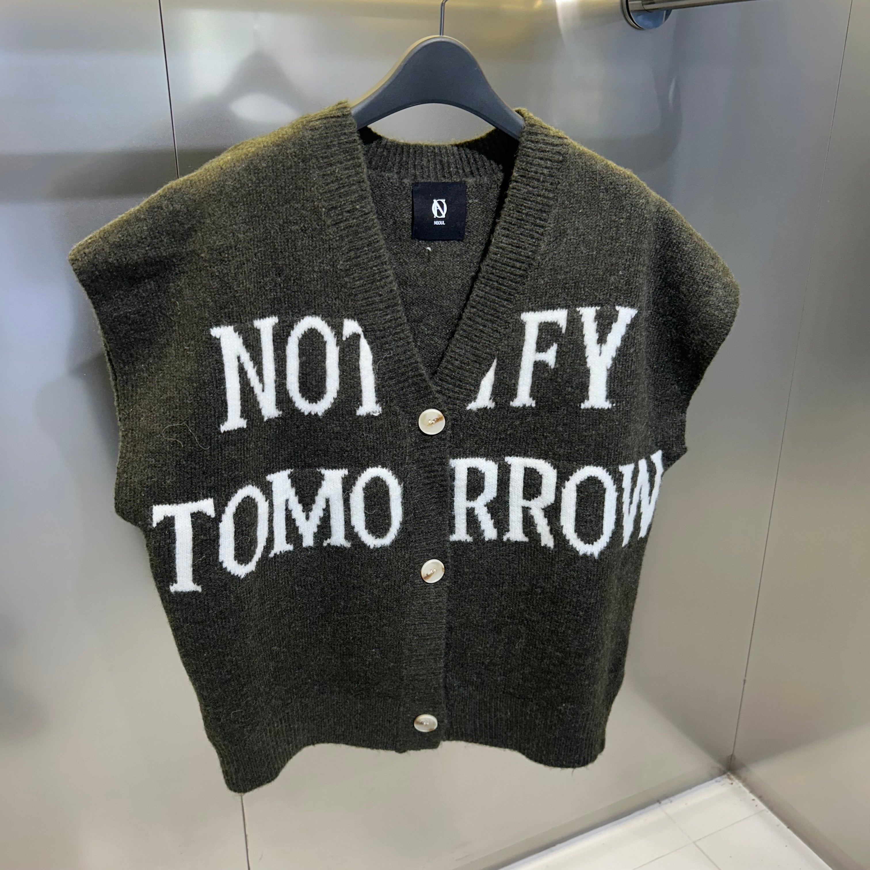 【Rowee】 ロゴニットベスト カーキ ※10月下旬〜11月上旬頃より順次発送予定