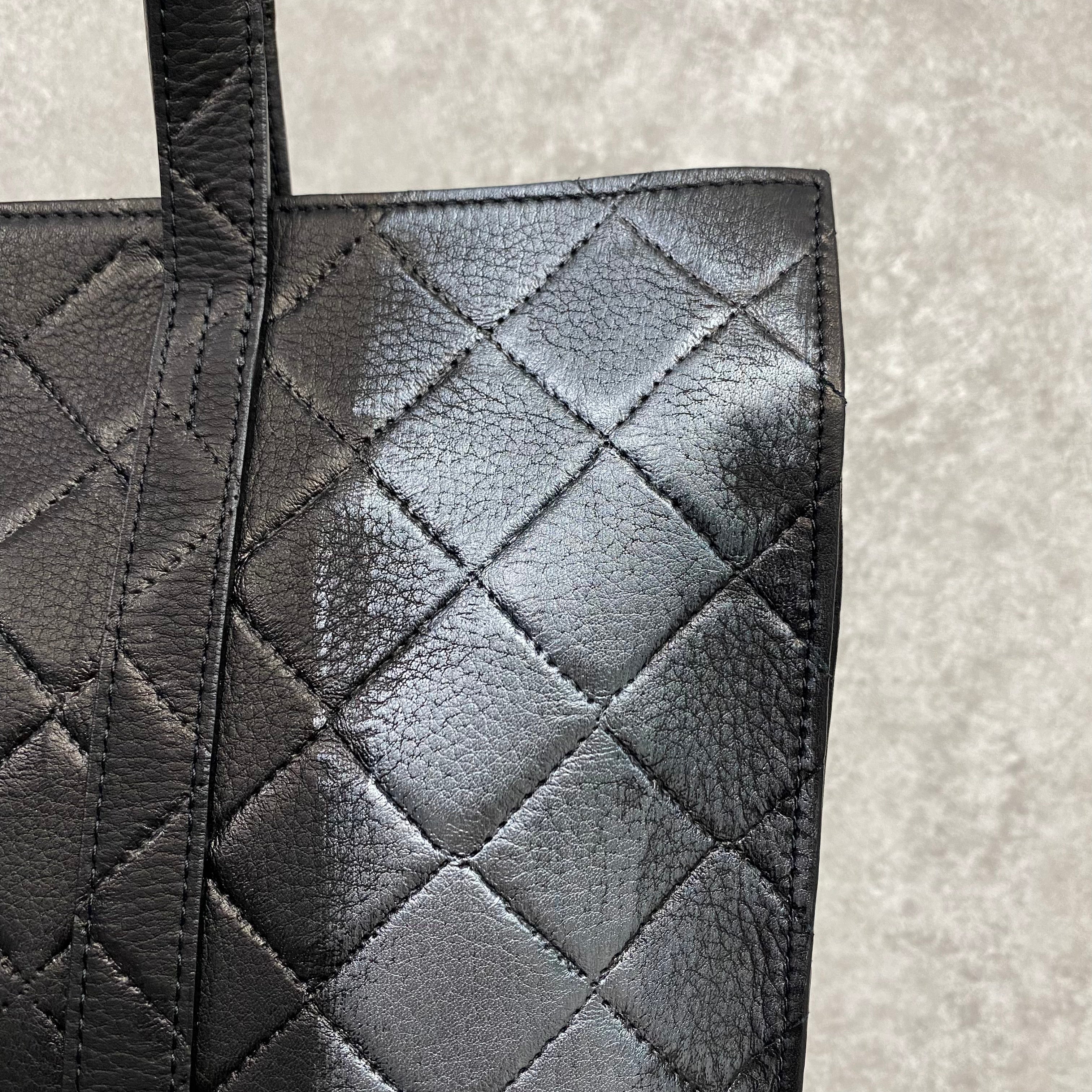 【MUL041-SL-1】スクエアトートS  キルティング型押し(ブラック) シルバー縦ライン ※10/29〜11/2より順次配送