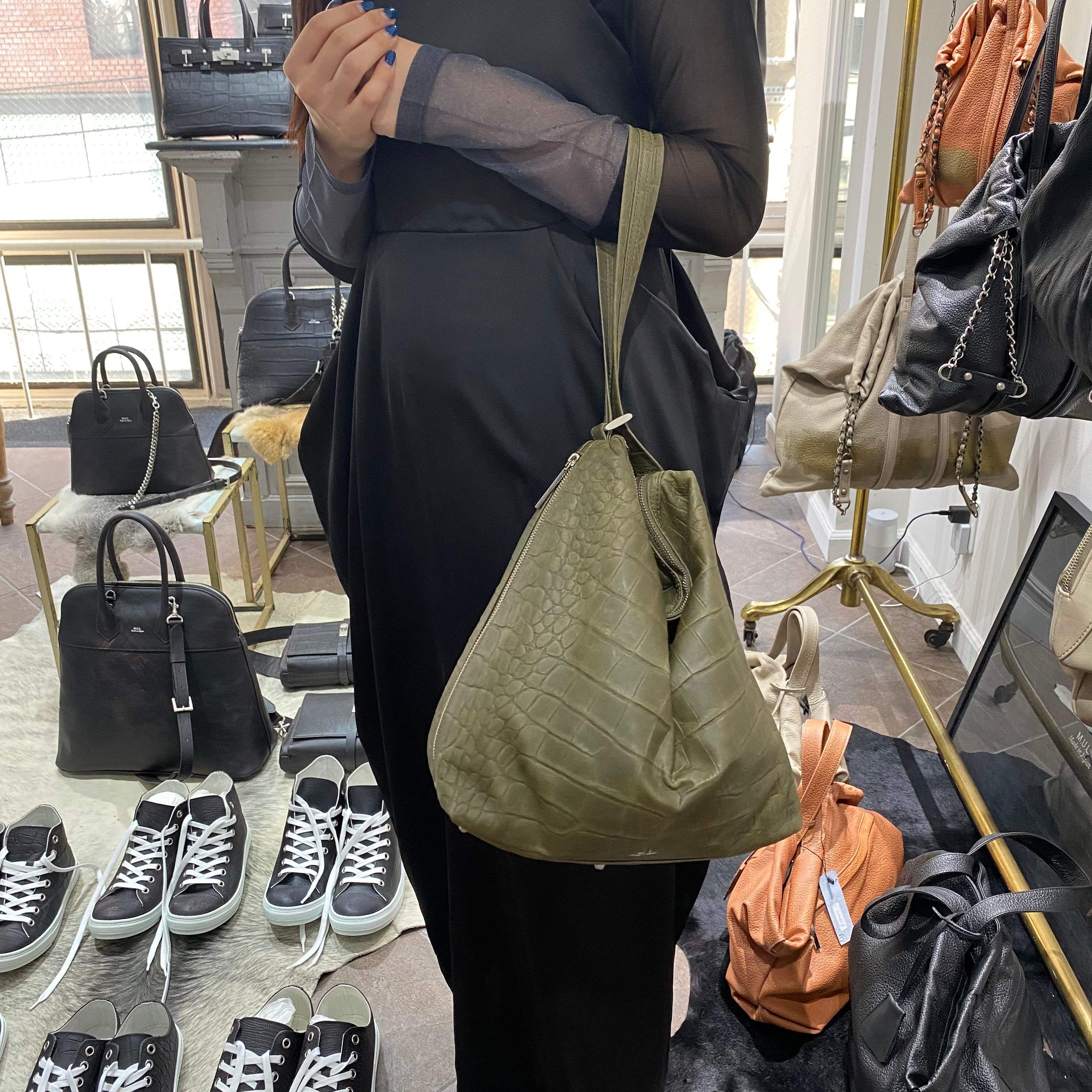 ⚠️予約【M.U.L.】ドロップ 2way クロコダイル型押し -カーキ- ※R7. 6月末納品予定