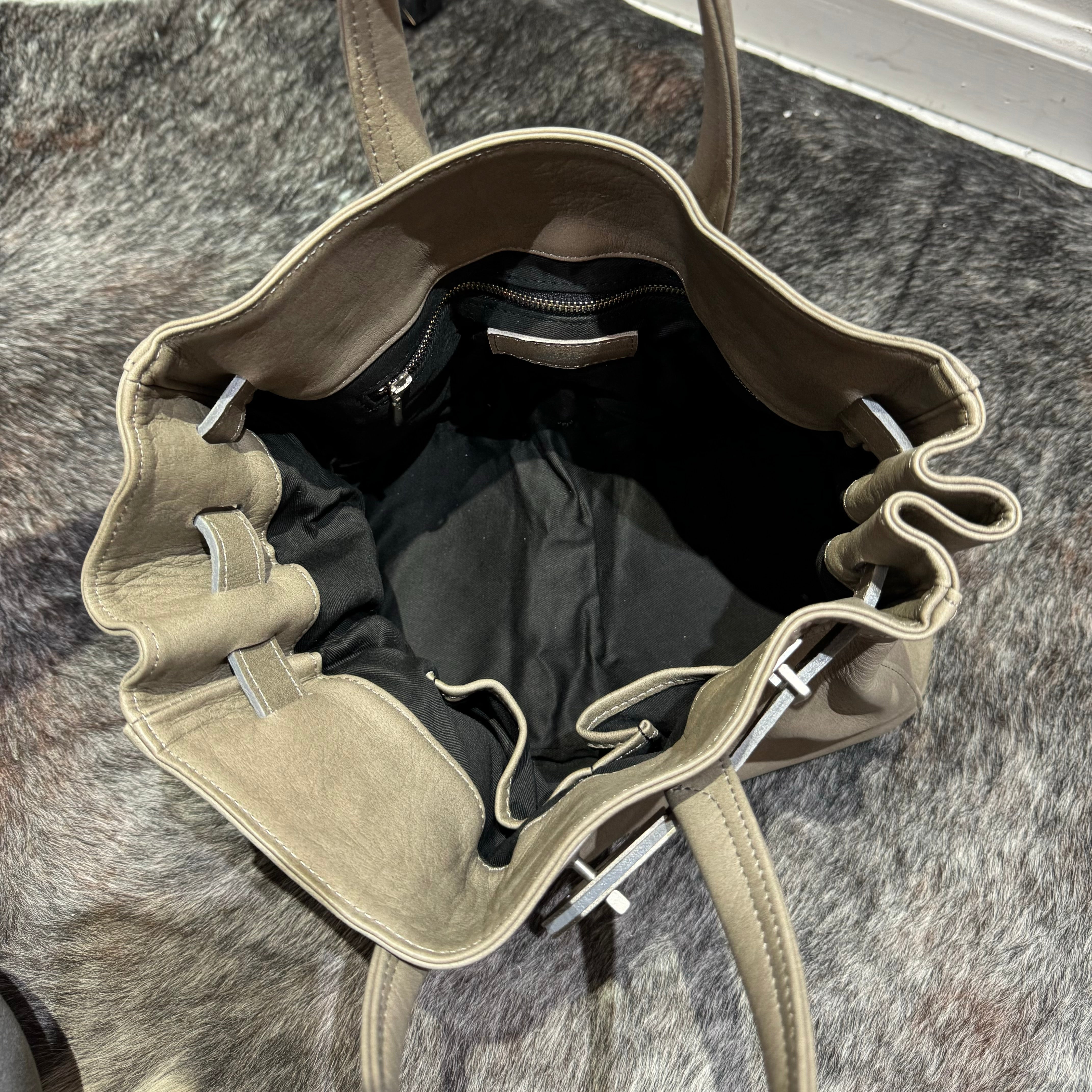 ⚠️予約【M.U.L.】stud seriesトート  -エンボスグレージュ-   ※R7. 6月末納品予定