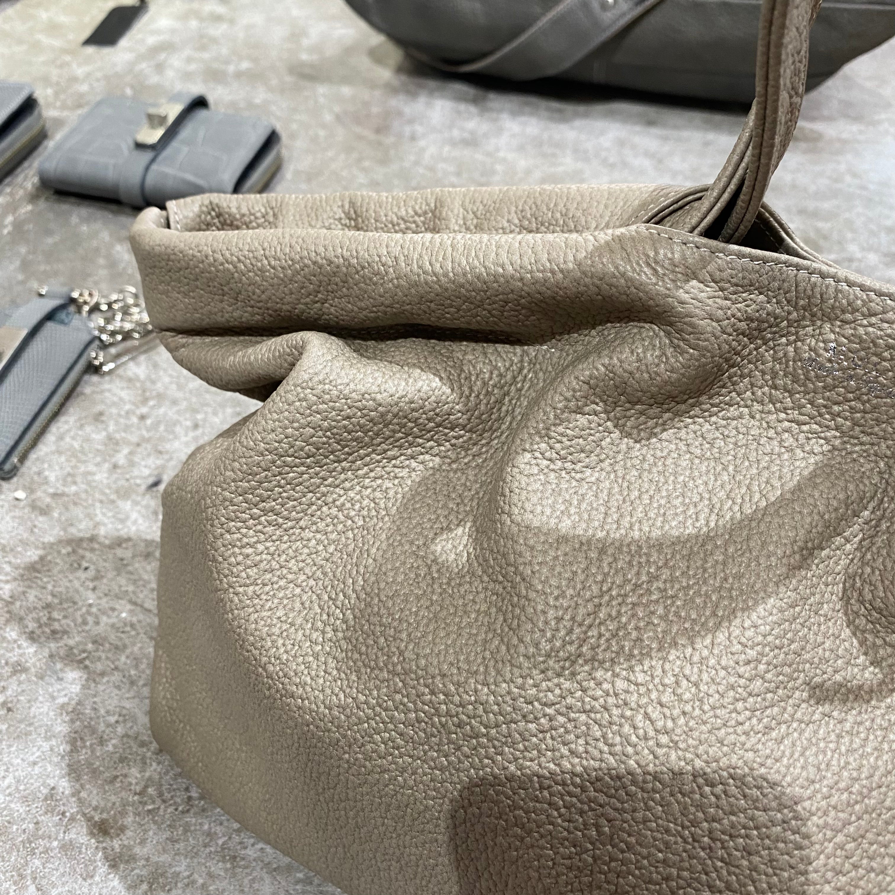 ⚠️予約【M.U.L.】ベントトート シボ型押し -グレージュ- ※R7. 6月末納品予定