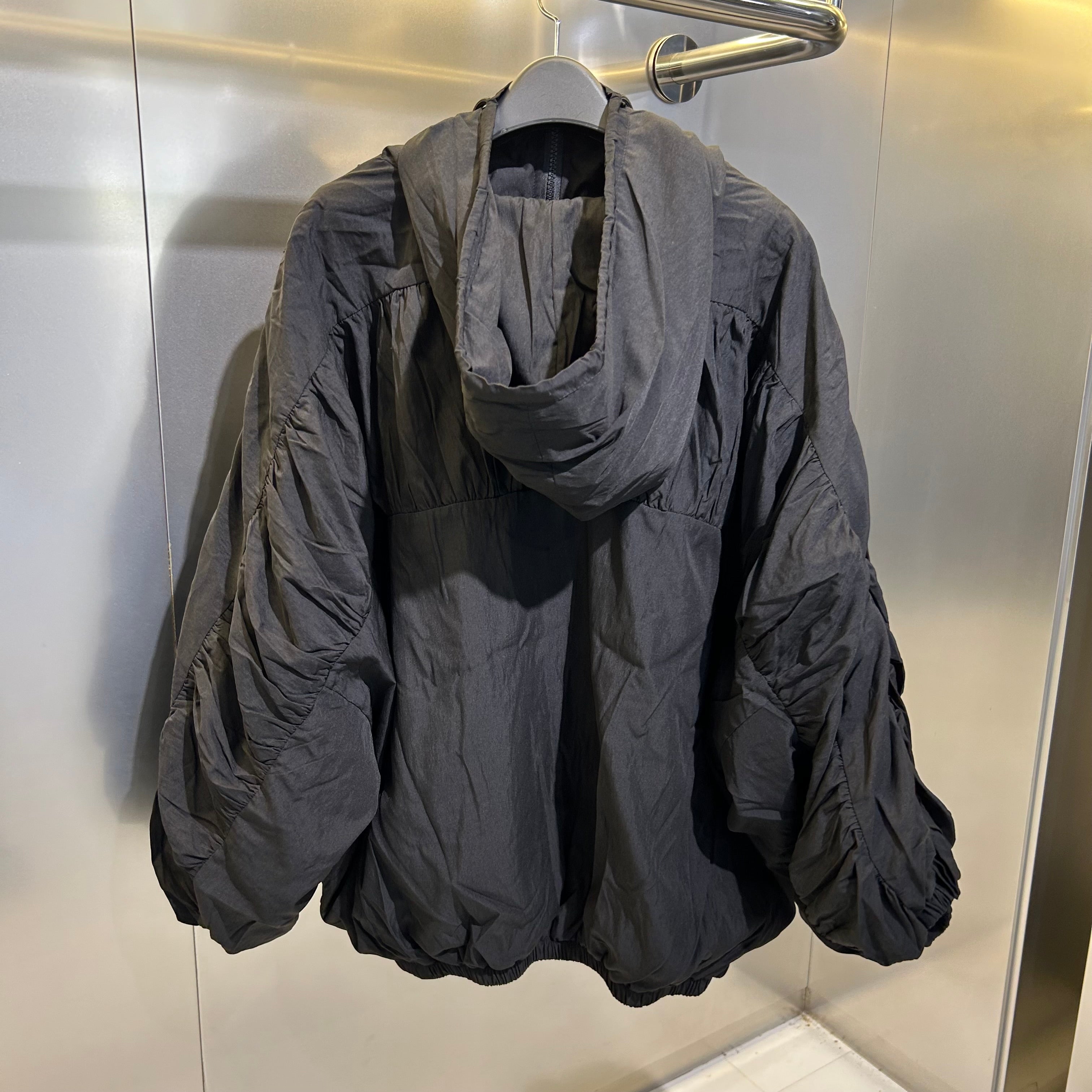 【Rowee】 ギャザーブルゾン ブラック ※10月下旬〜11月上旬頃より順次発送予定