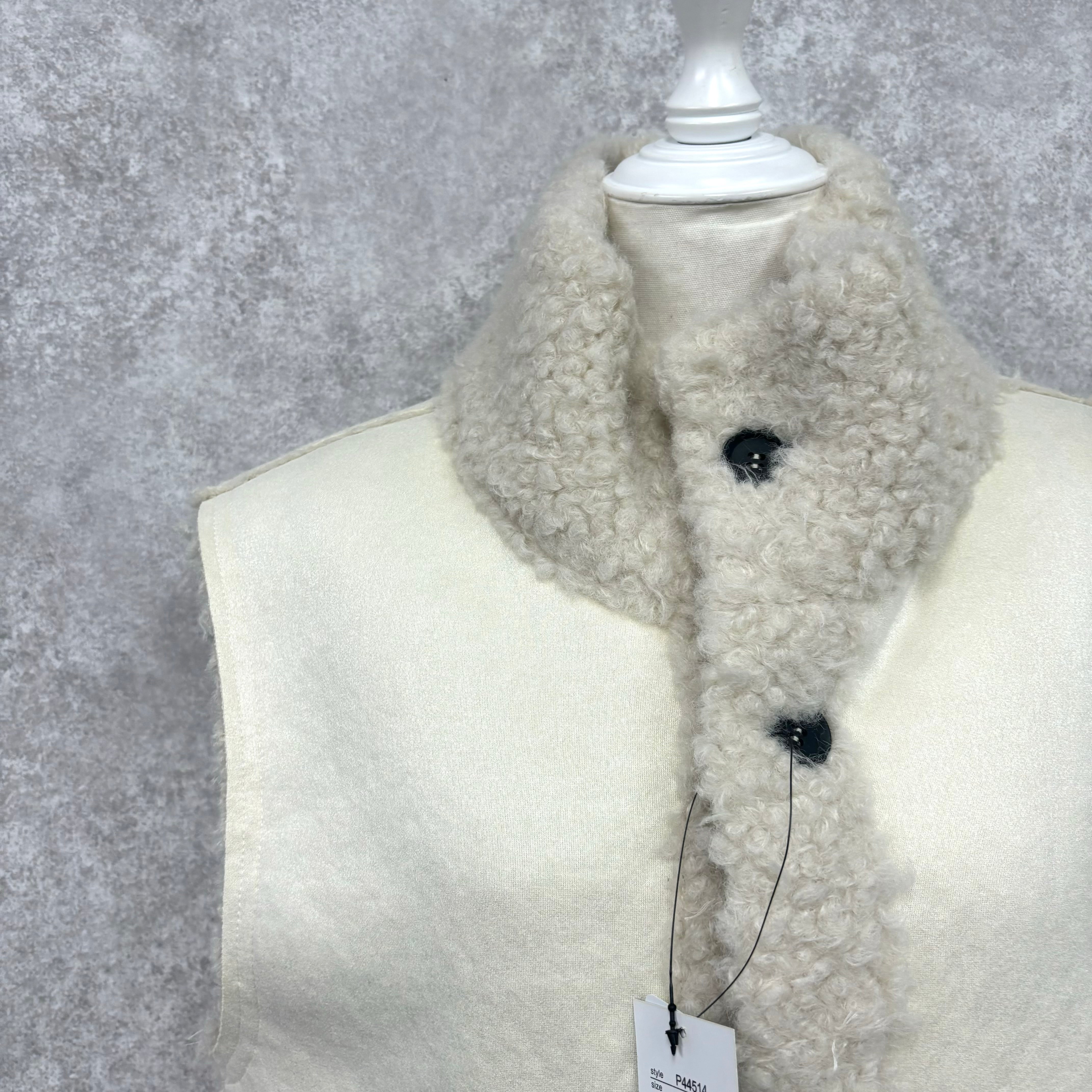 ムートンリバーシブルベスト -オフ- ※10/29~11/4頃より順次発送予定 ※ハンガー納品