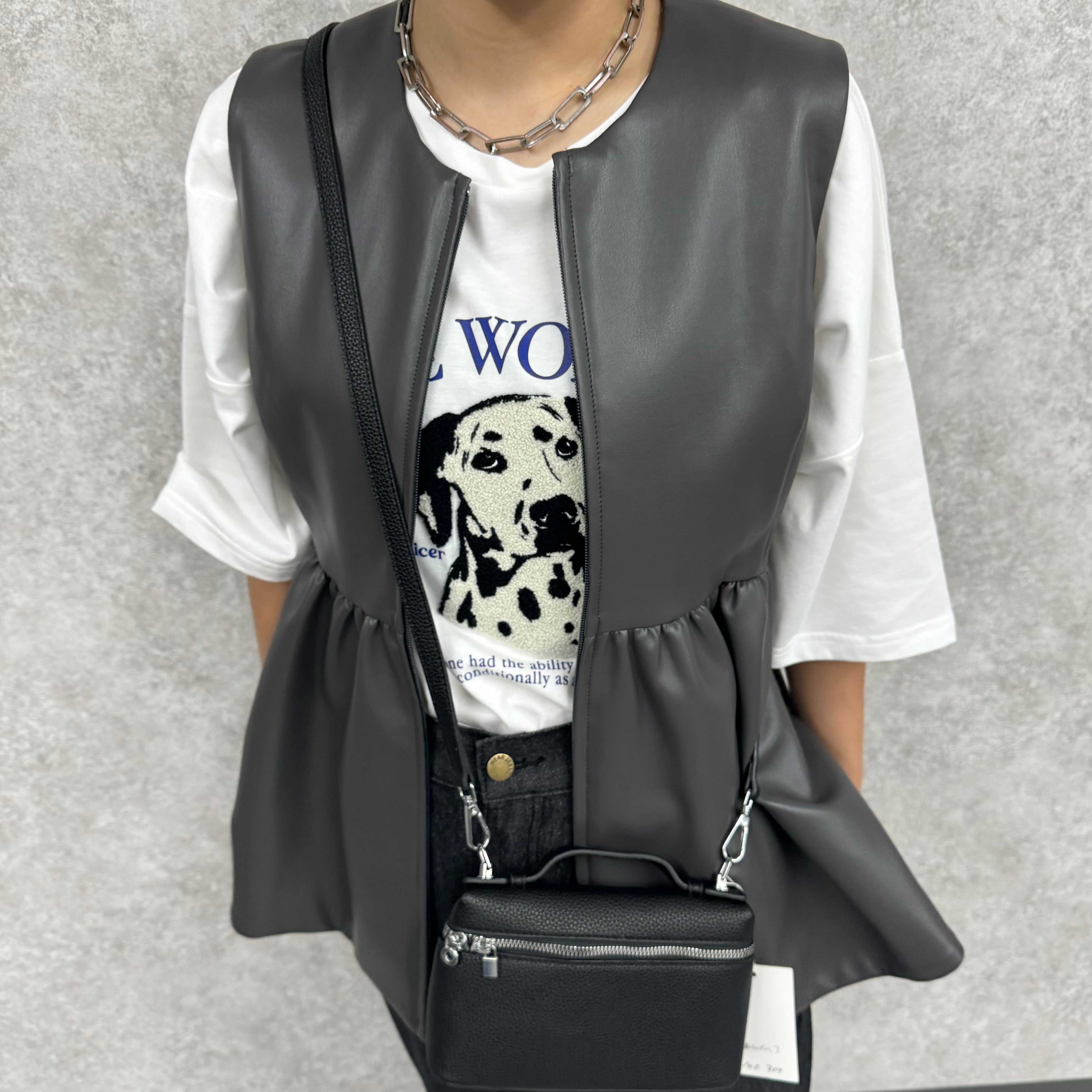 ペプラムフェイクレザーベスト チャコール ※8/20〜8/26より順次配送