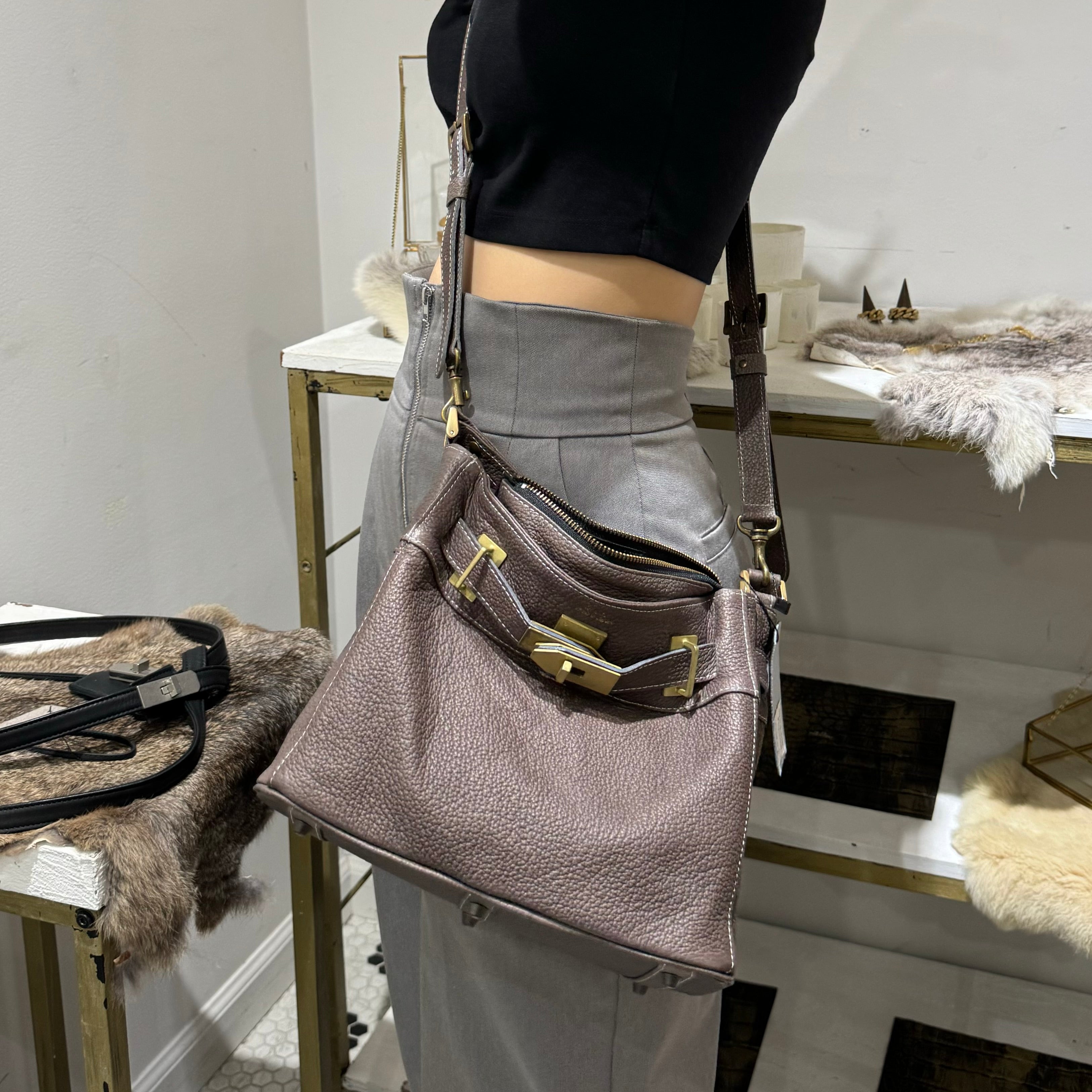 ⚠️予約【M.U.L.】ワンハンドル2wayショルダー シボ型押し マットゴールド金具  -ダークグレージュ-  ※キーストラップは別売りになります。 ※R7. 6月末納品予定