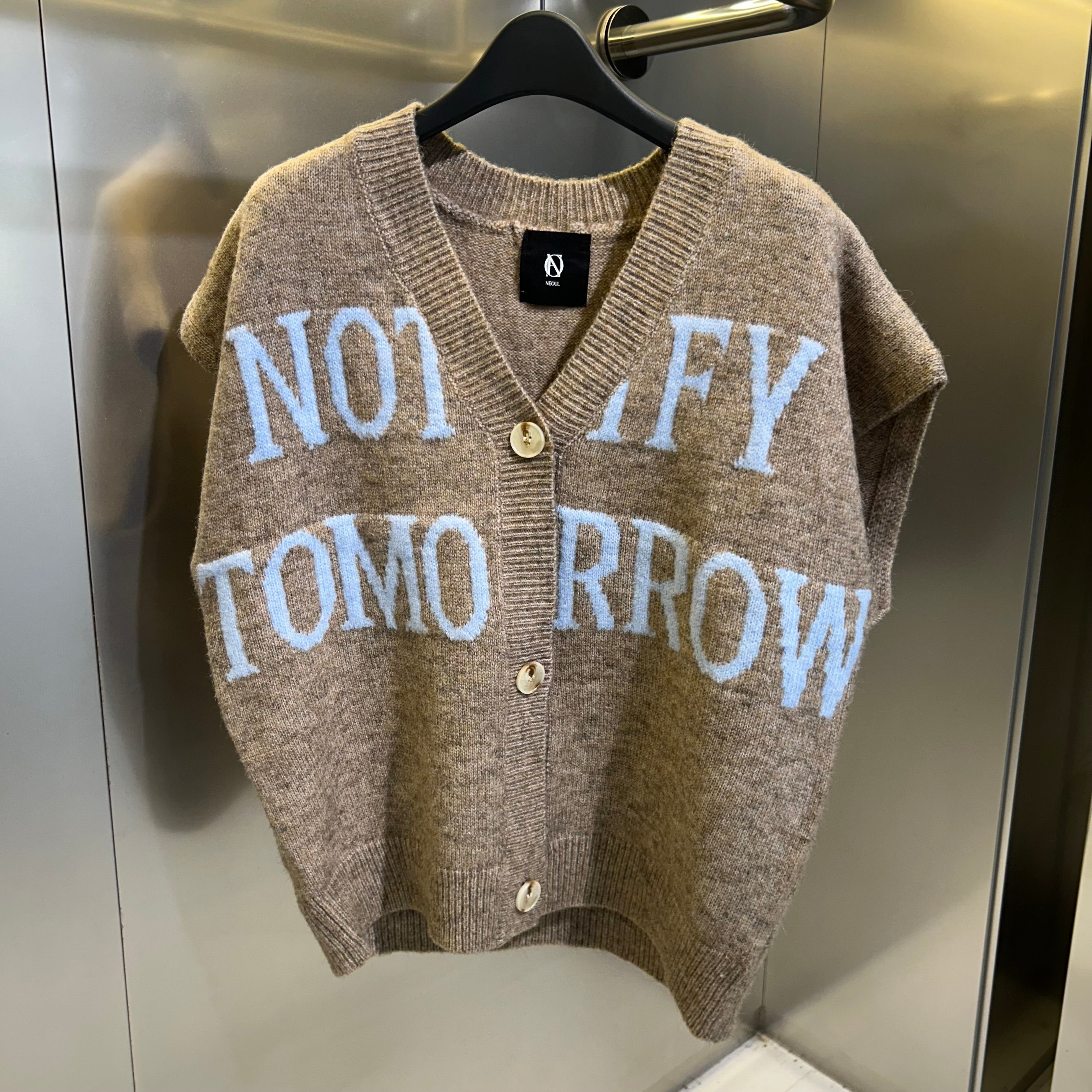 【Rowee】 ロゴニットベスト ベージュ ※10月下旬〜11月上旬頃より順次発送予定