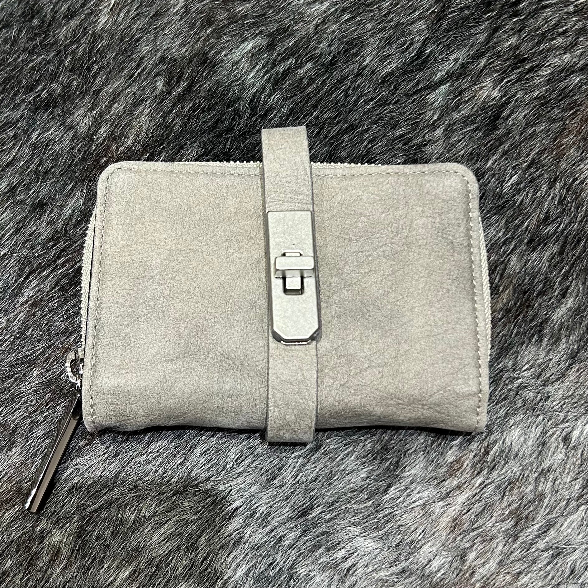 ⚠️予約【MUL070-502339】 ハーフラウンドウォレット -エンボスグレージュ- ※R7. 6月末納品予定