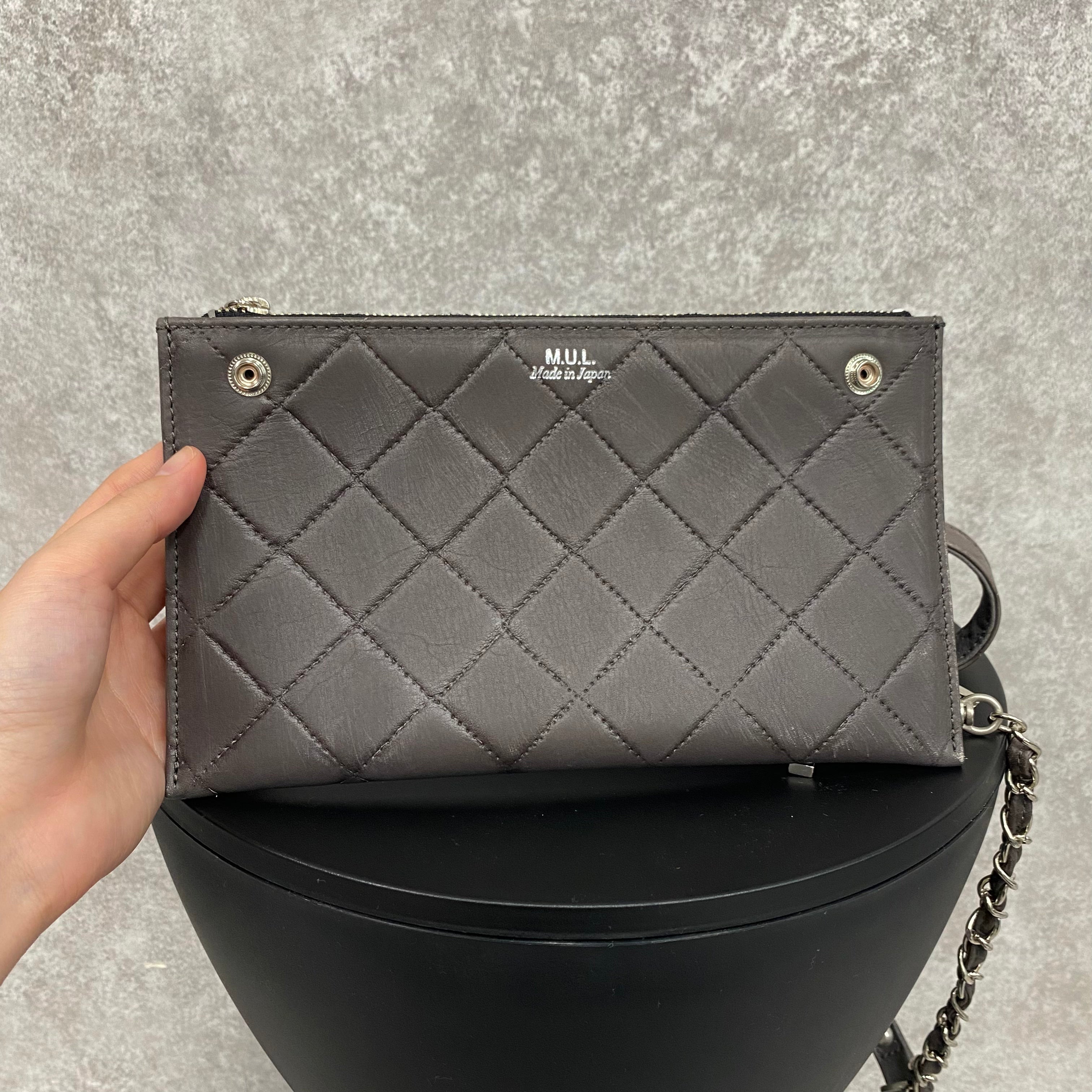 【MUL105-SL-3】レイヤードウォレットショルダー キルティング型押し(グレー) シルバーライン(右) ※10/29〜11/2より順次配送