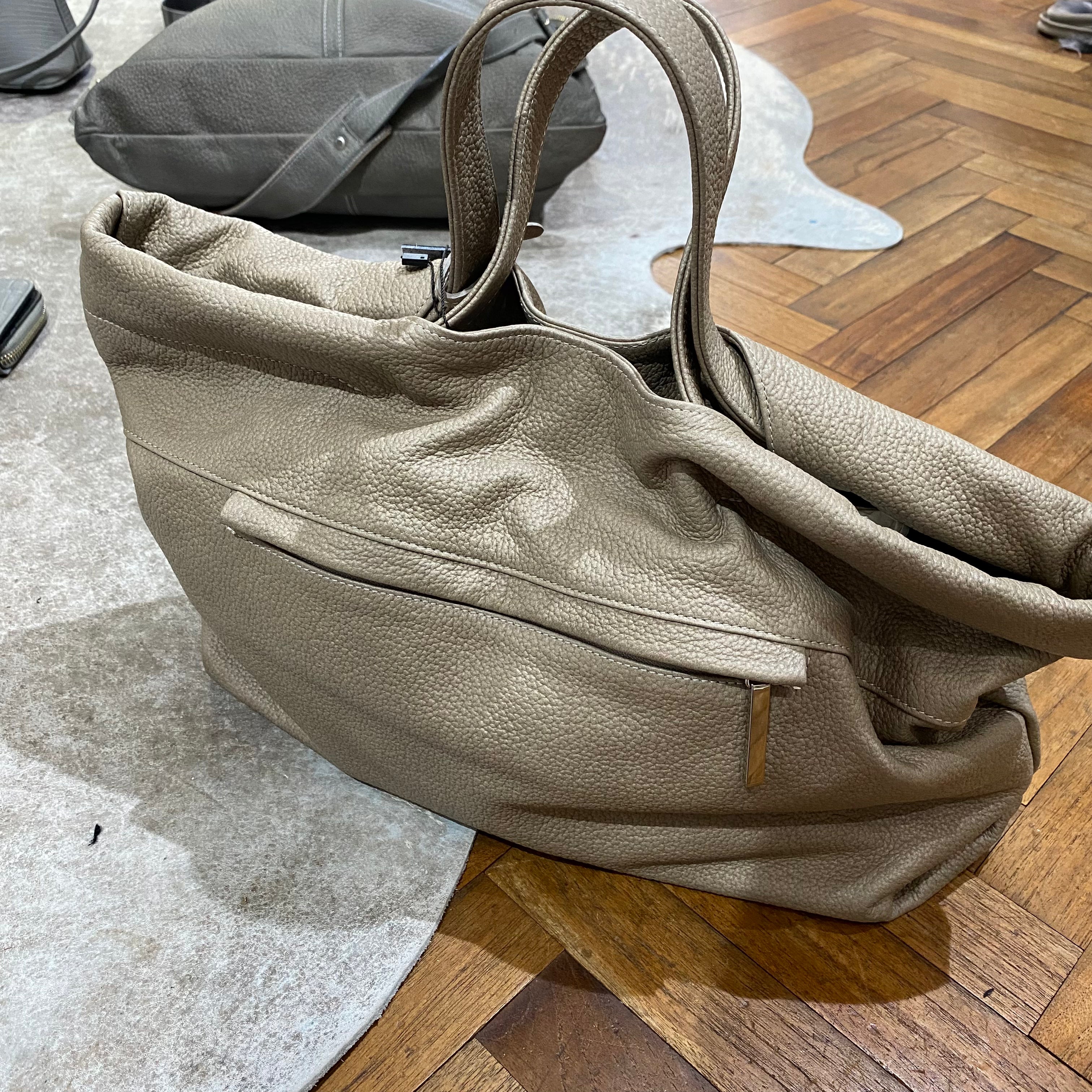 ⚠️予約【M.U.L.】ベントトート シボ型押し -グレージュ- ※R7. 6月末納品予定