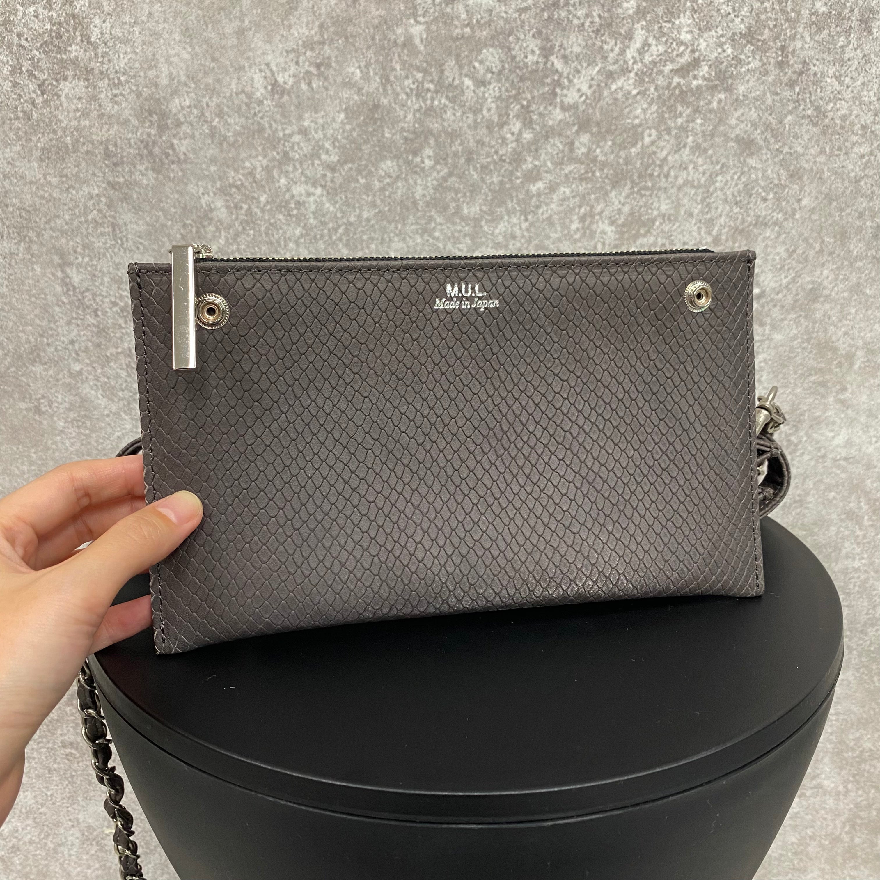 【MUL105-SL-1】レイヤードウォレットショルダー リザード型押し(グレー) シルバーライン(細) ※10/29〜11/2より順次配送