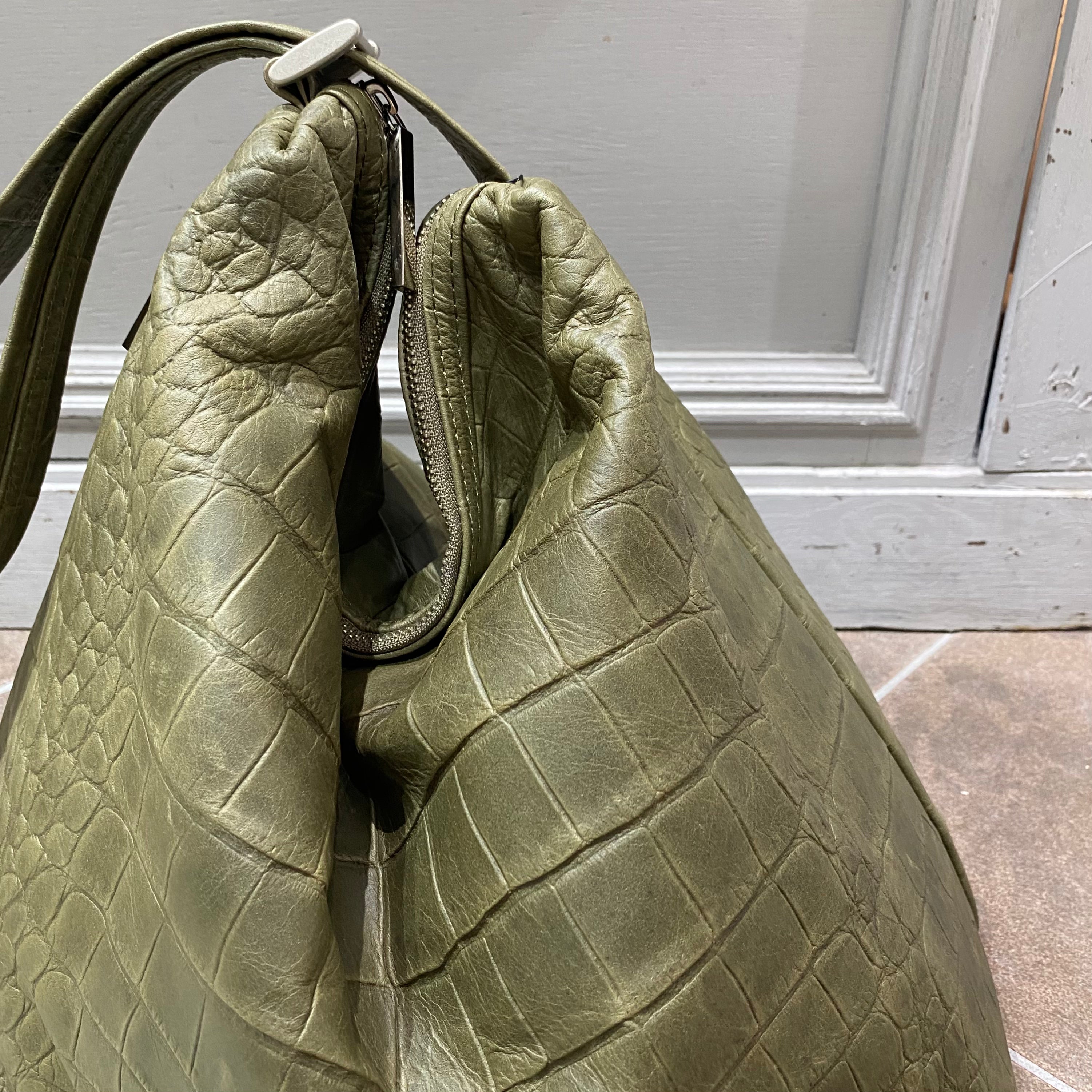 ⚠️予約【M.U.L.】ドロップ 2way クロコダイル型押し -カーキ- ※R7. 6月末納品予定