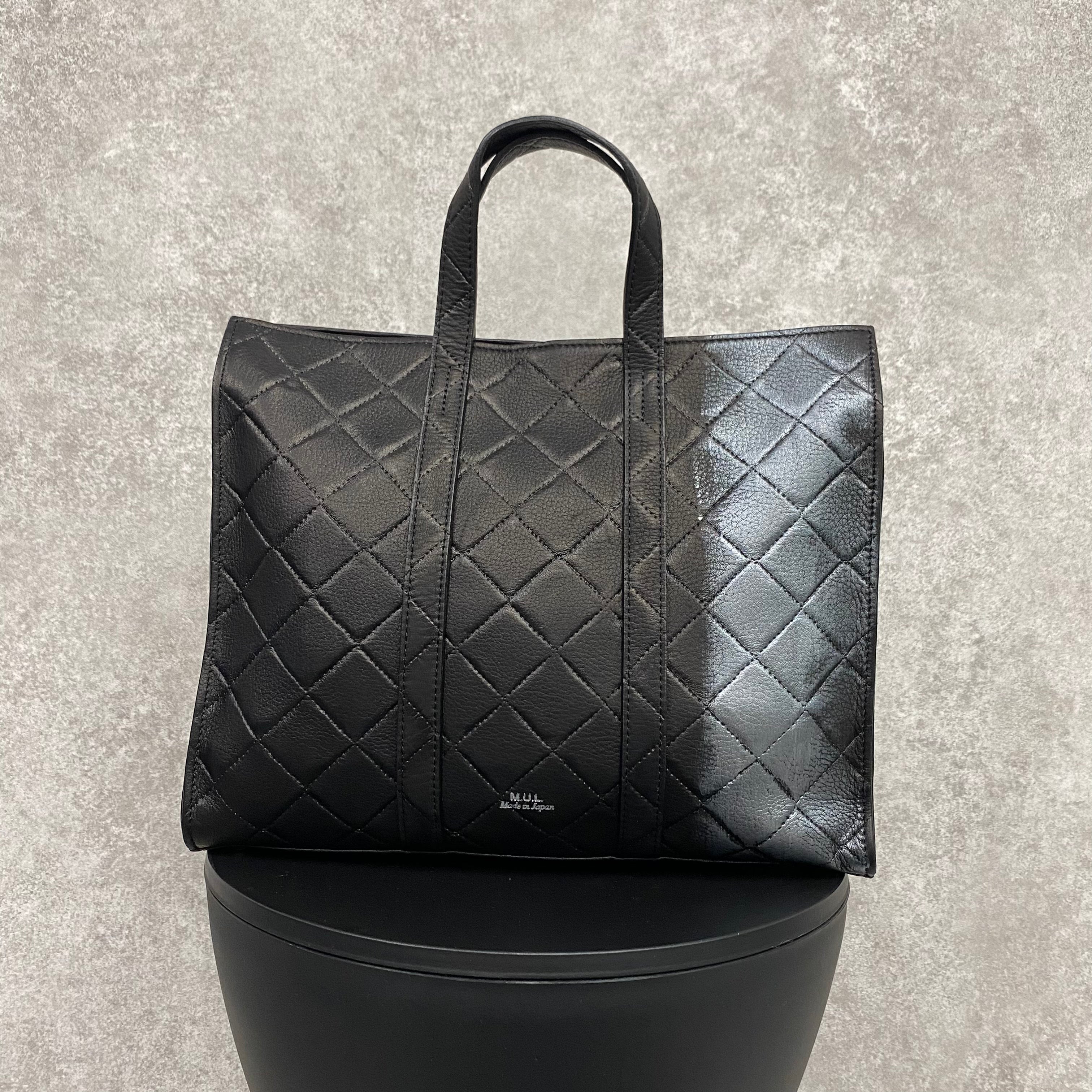 【MUL041-SL-1】スクエアトートS  キルティング型押し(ブラック) シルバー縦ライン ※10/29〜11/2より順次配送