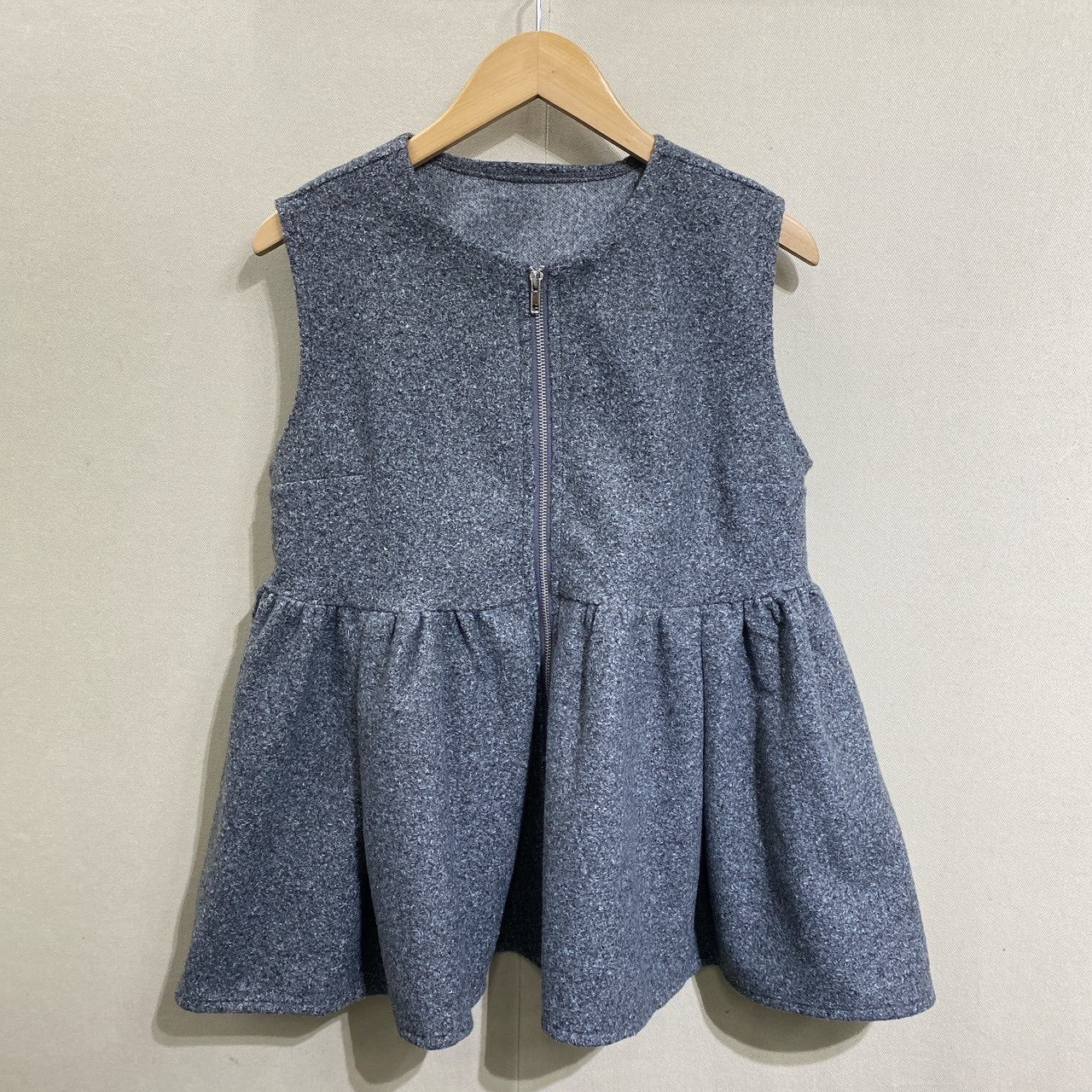 ジップフリルベスト-グレー-  ※11/12-11/18頃より順次発送予定