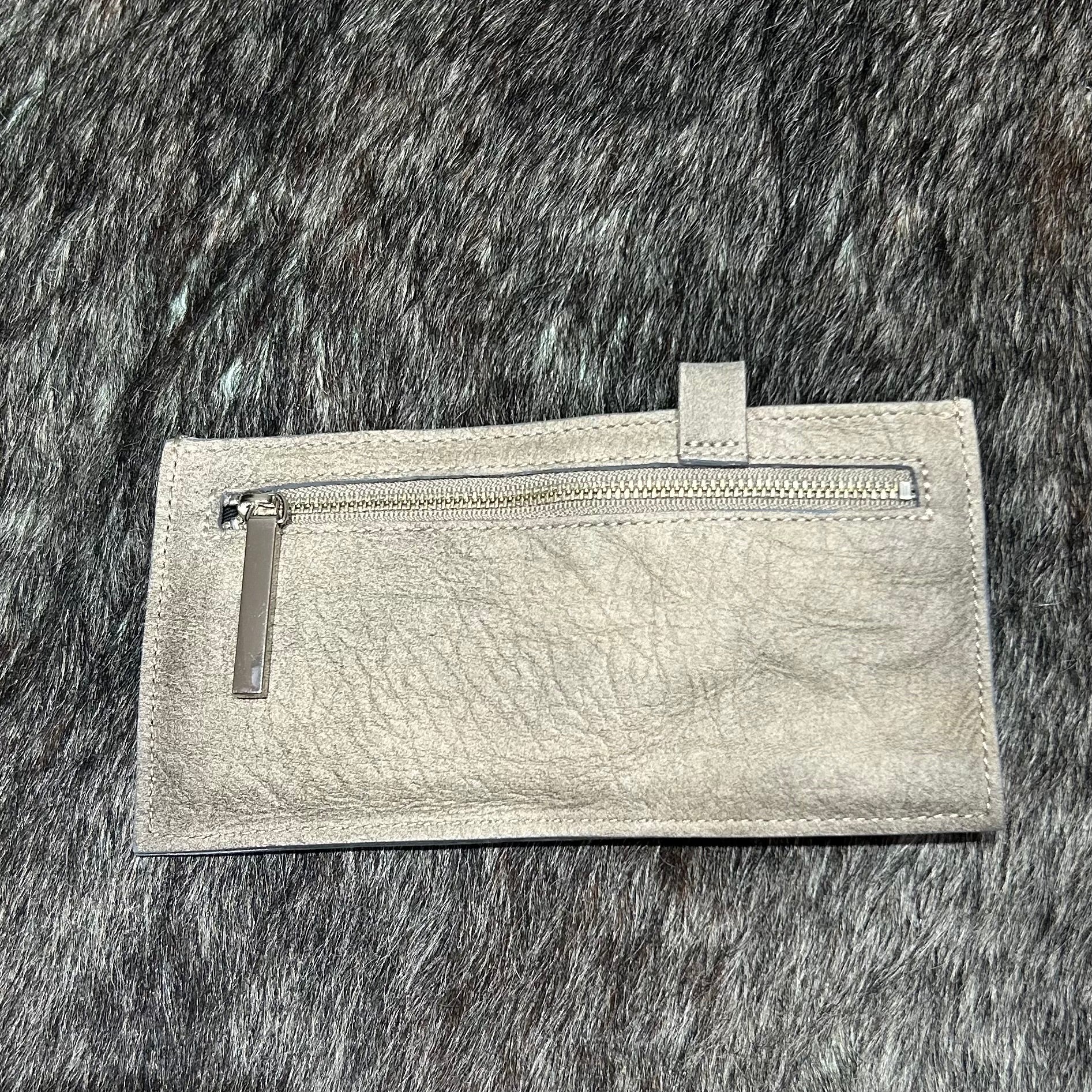 ⚠️予約【MUL027-502339】 フラットロングウォレット -エンボスグレージュ- ※R7. 6月末納品予定