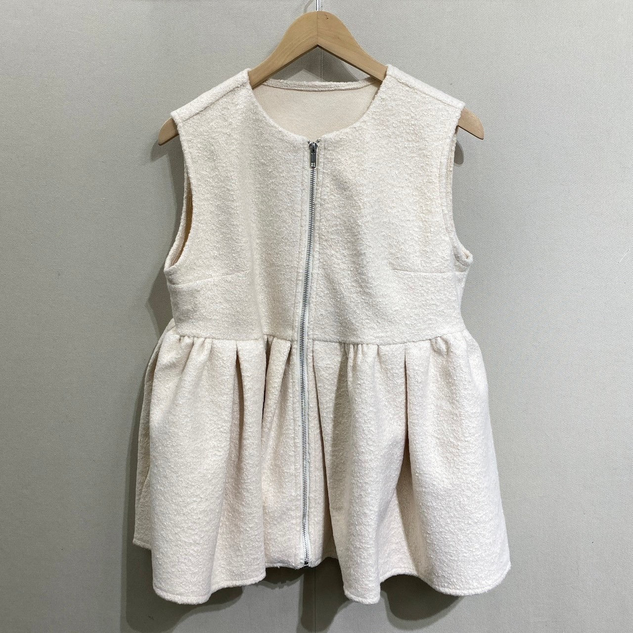 ジップフリルベスト-アイボリー-  ※11/12-11/18頃より順次発送予定