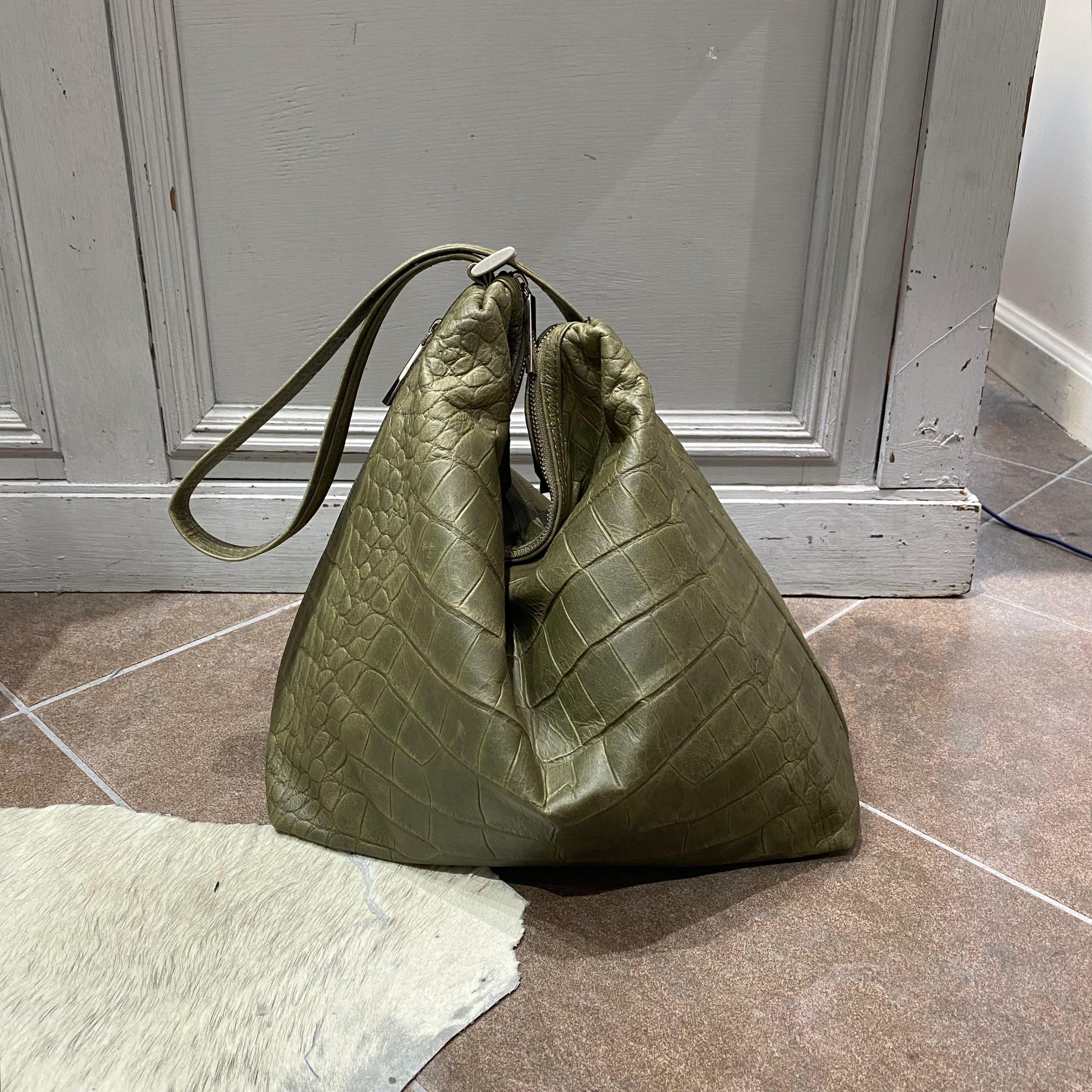 ⚠️予約【M.U.L.】ドロップ 2way クロコダイル型押し -カーキ- ※R7. 6月末納品予定