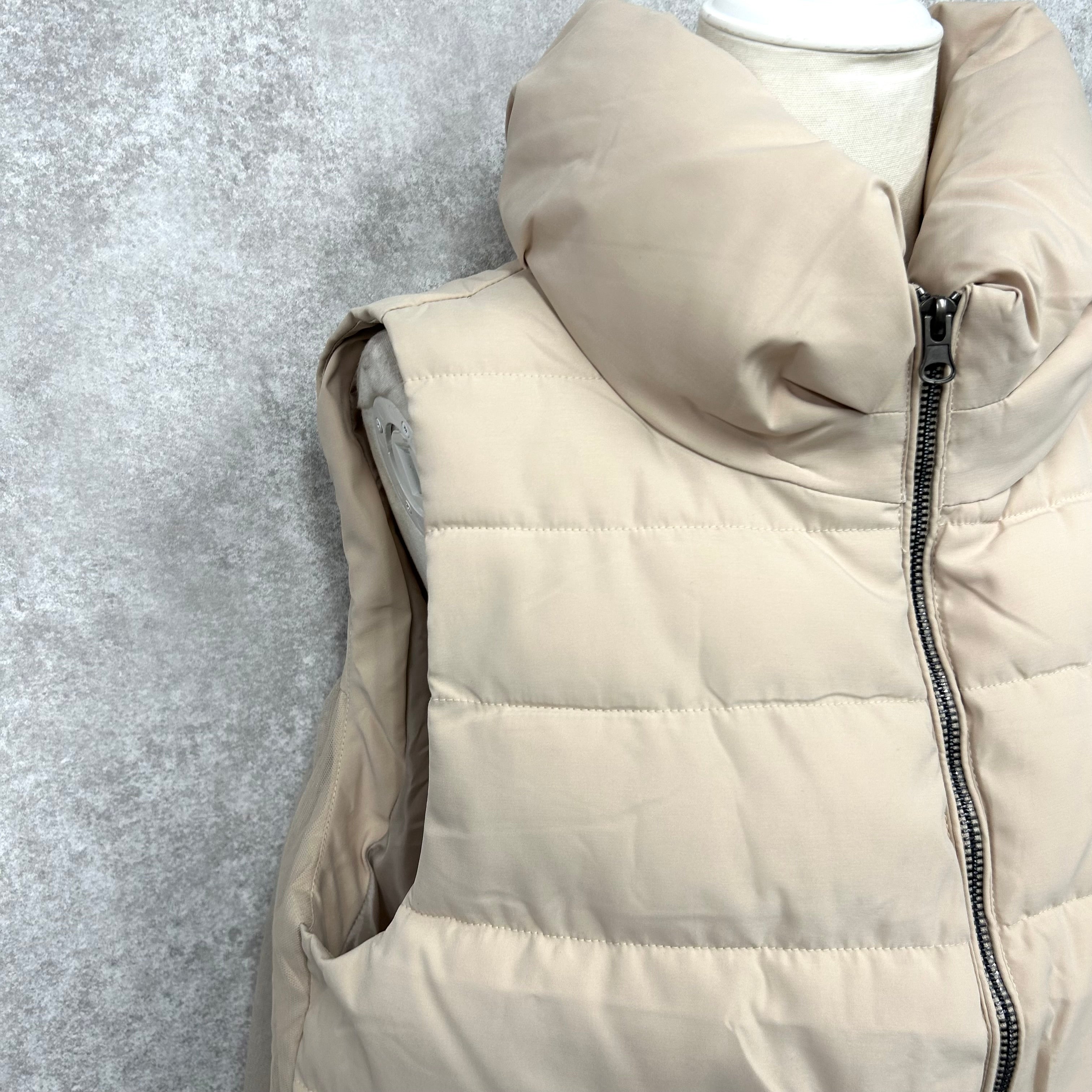 バックフリル中綿ダウンベスト -ベージュ- ※10/29~11/4頃より順次発送予定